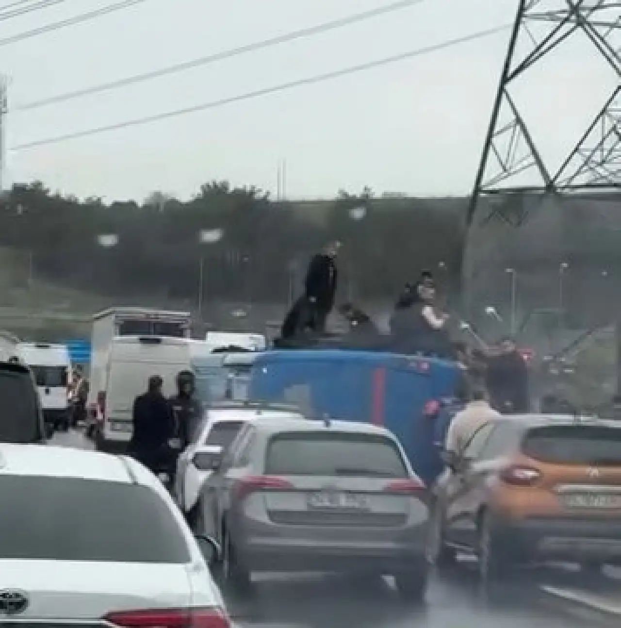 Mahkum taşıyan araç yola devrildi! 2 Jandarma ağır olmak üzere 19 kişi yaralı