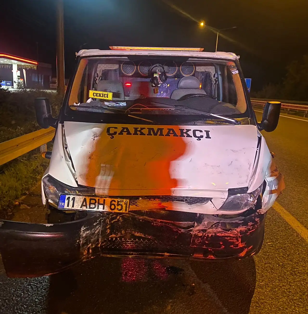 Kamyonet hafif ticari araca çarptı: 1 ölü, 4 yaralı