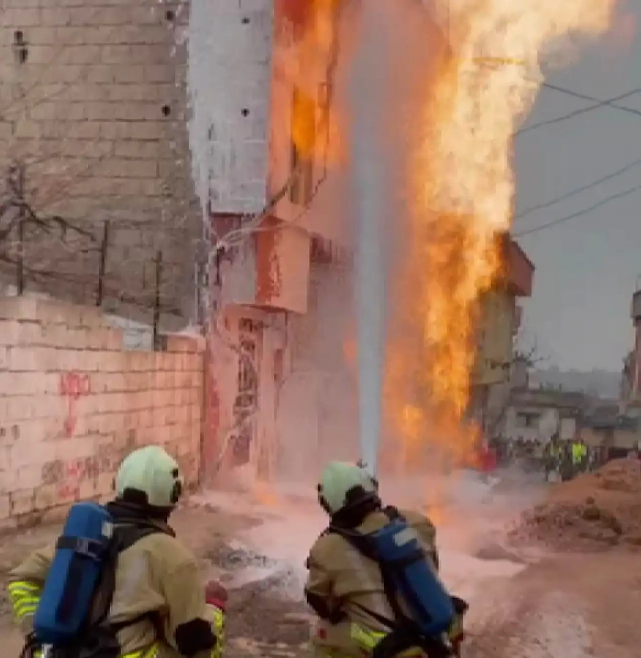 İş makinesi doğal gaz hattını patlattı! Mahalle alevlere teslim oldu