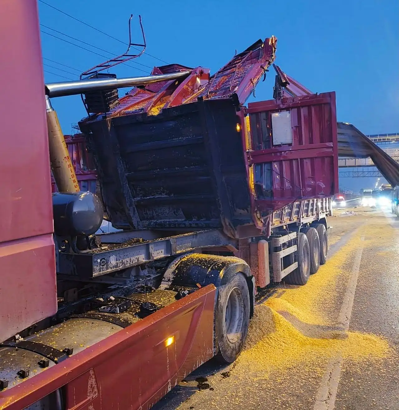 Konya'da tır, yaya üst geçidine çarptı