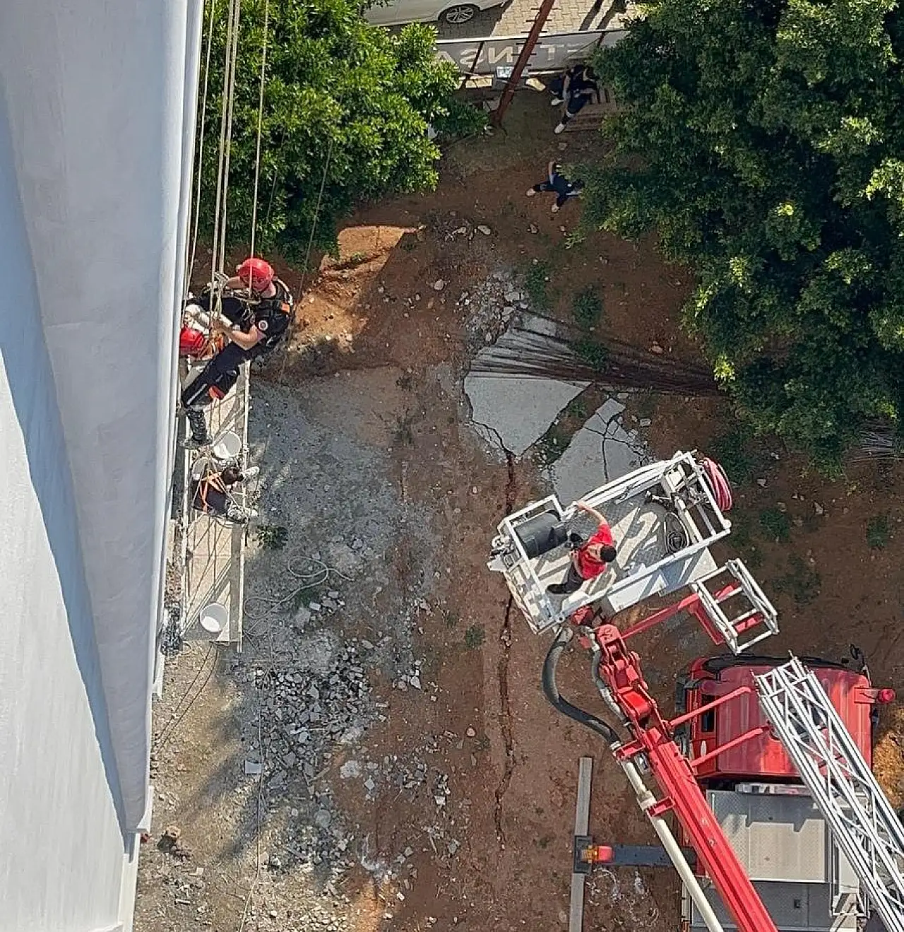 Fırçayı bıraktılar, hayata tutundular: Otel inşaatında ölüm-kalım savaşı