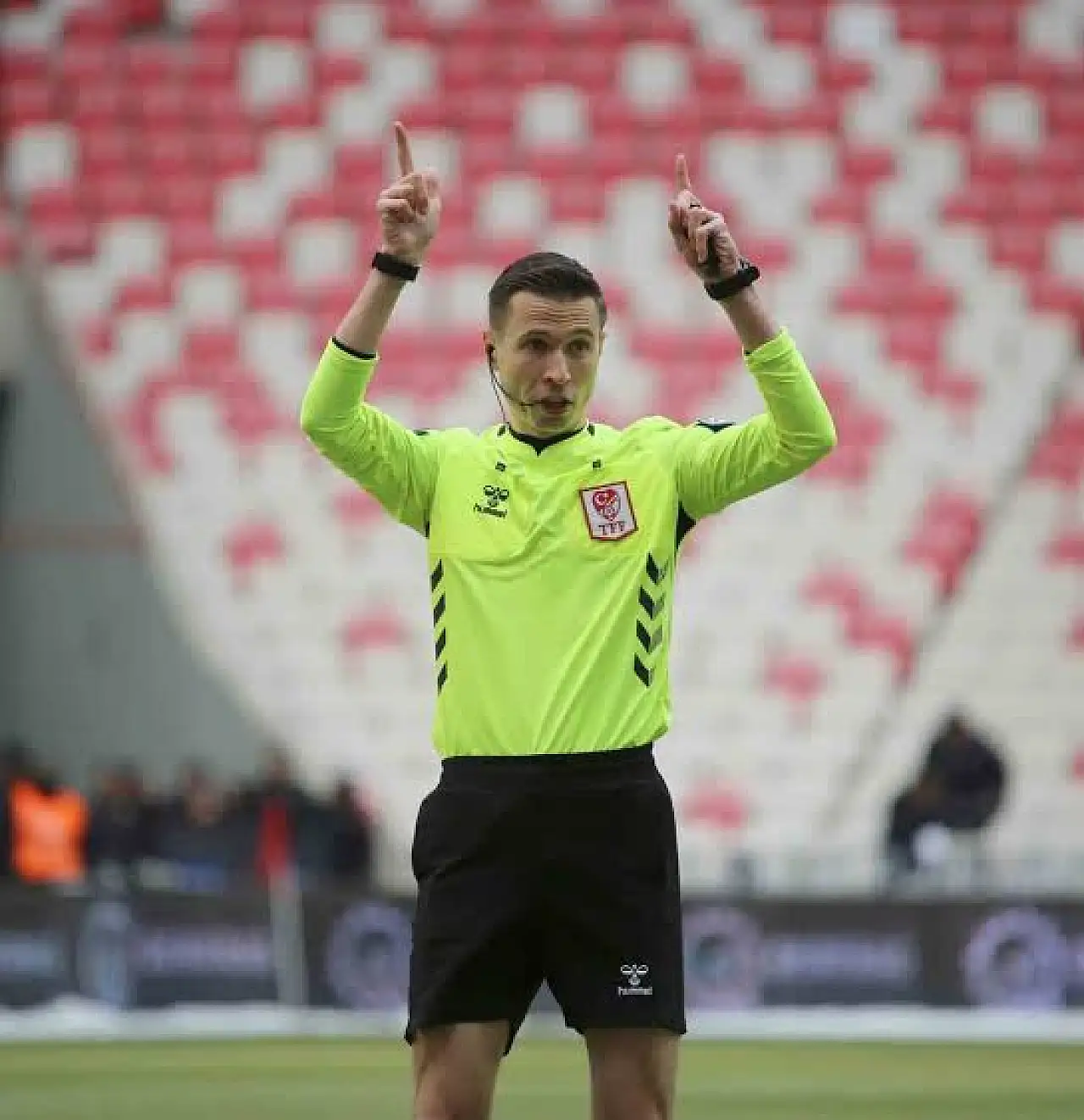 Adnan Deniz Kayatepe kimdir? Adnan Deniz Kayatepe Beşiktaş karnesi nasıl? Adnan Deniz Kayatepe hangi takımı tutuyor? Yönettiği maçlar neler?