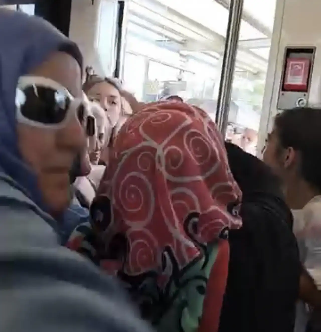 Tramvayda koltuk kavgası! Çocukların önünde çanta ve yumruklar konuştu