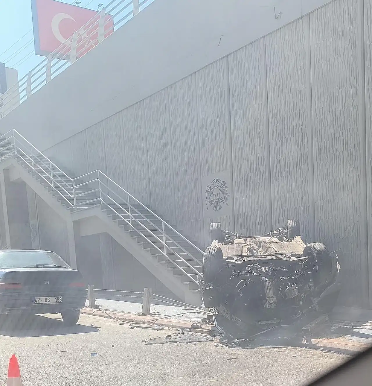 Konya'da feci kaza: Otomobil alt geçitte takla attı