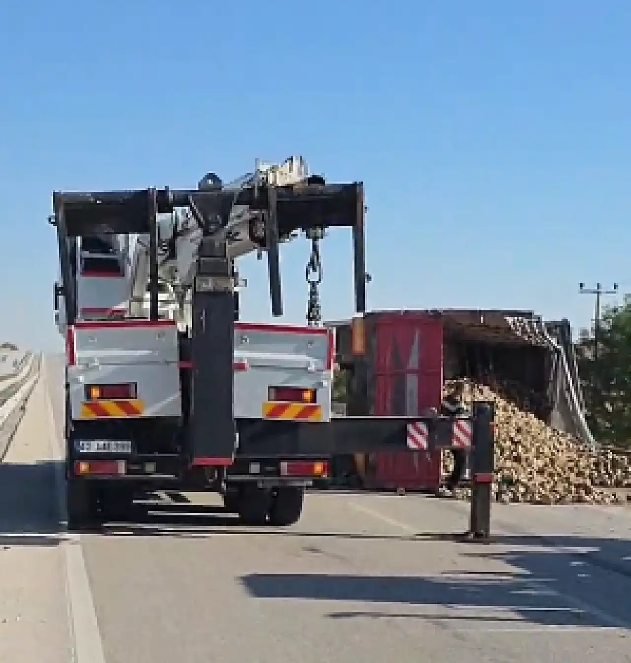 Konya'da pancar yüklü TIR devrildi: Sürücü ölümden döndü!