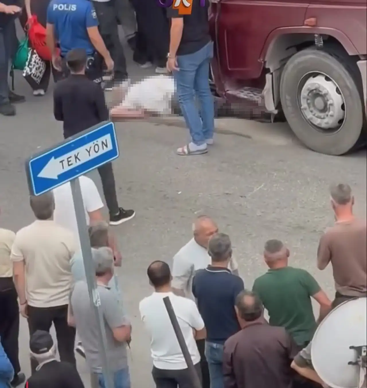 TIR'ın altında kalan 74 yaşındaki adam ağır yaralandı