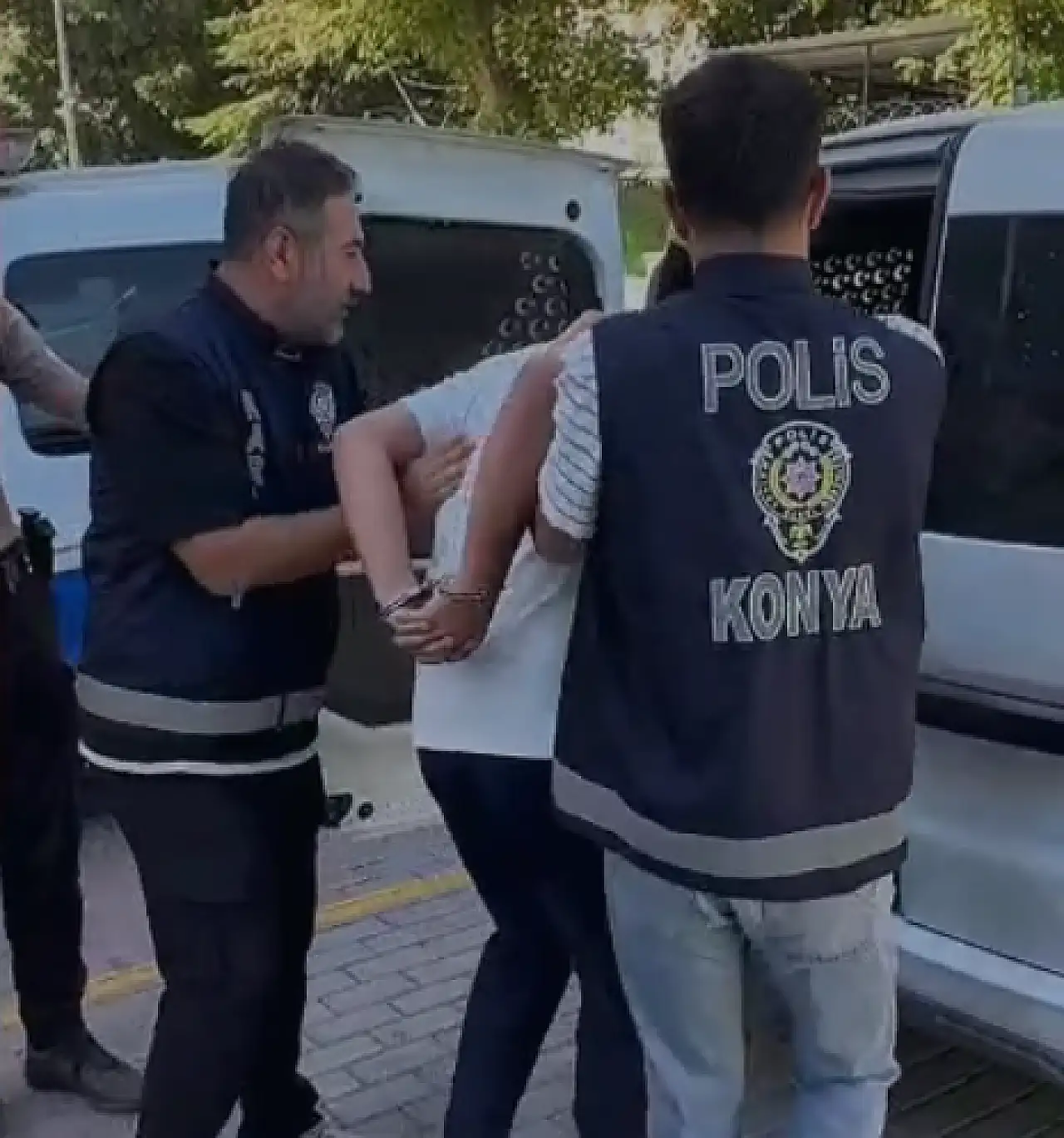 Konya'da hareketli gece: 54 yıl hapis cezası bulunan 3 firari yakalandı!