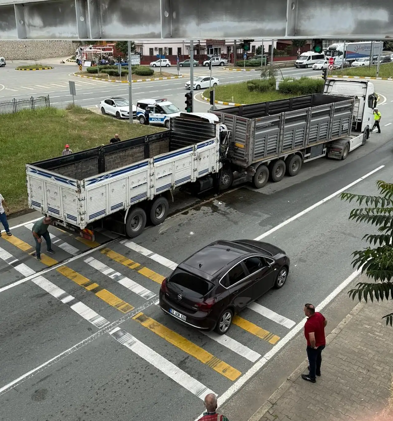 Işıkta duran tıra kamyon çarptı: 1 kişi yaralandı