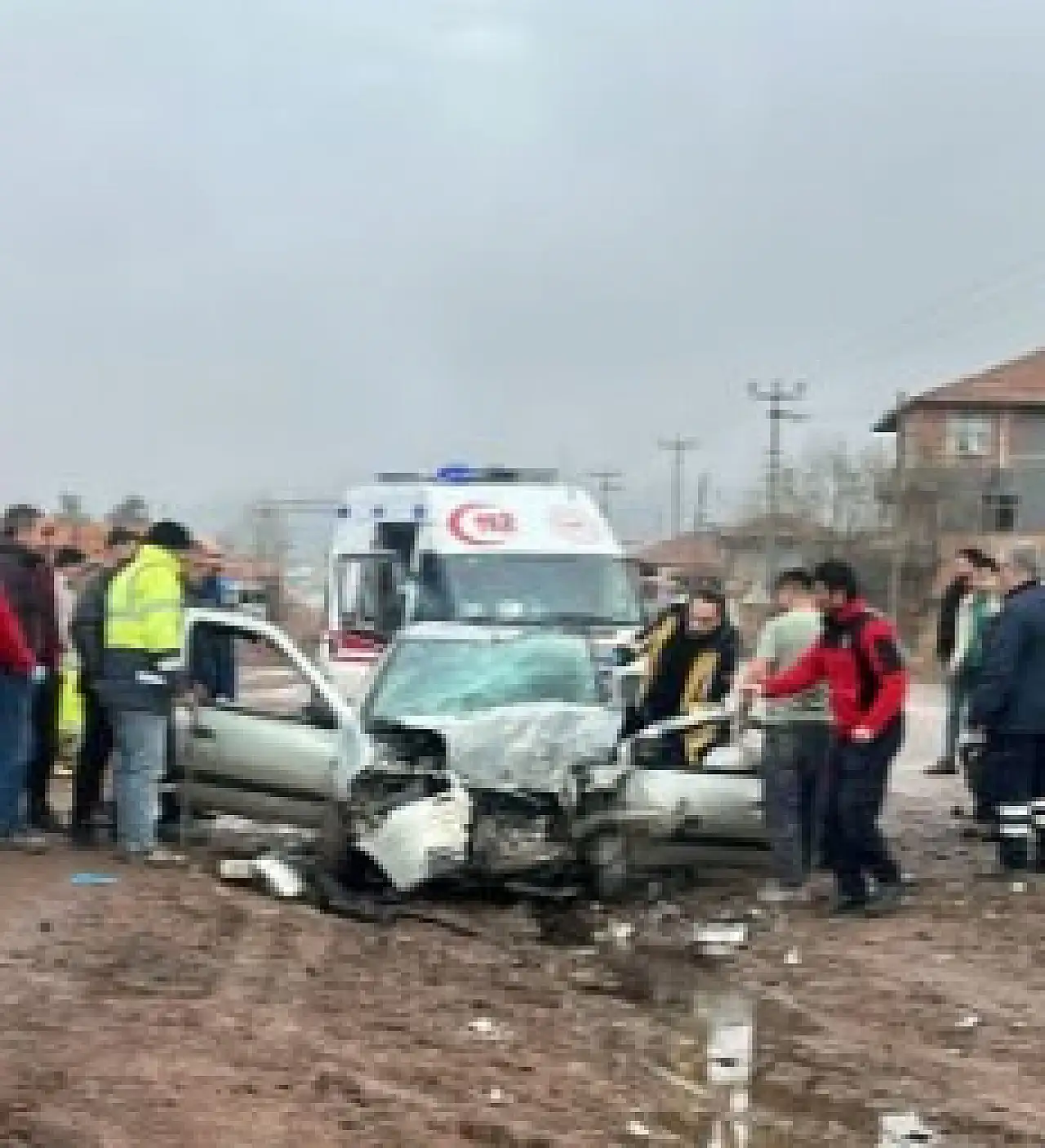 Traktörle otomobil çarpıştı: 1 kişi öldü, 2 kişi yaralı