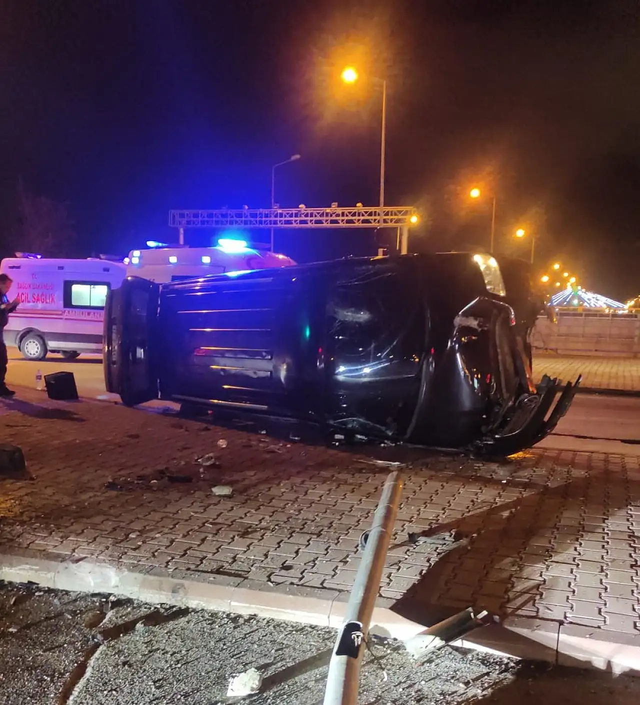 Konya'da polisten kaçan otomobil kaçarken devrildi: 3 kişi yaralandı