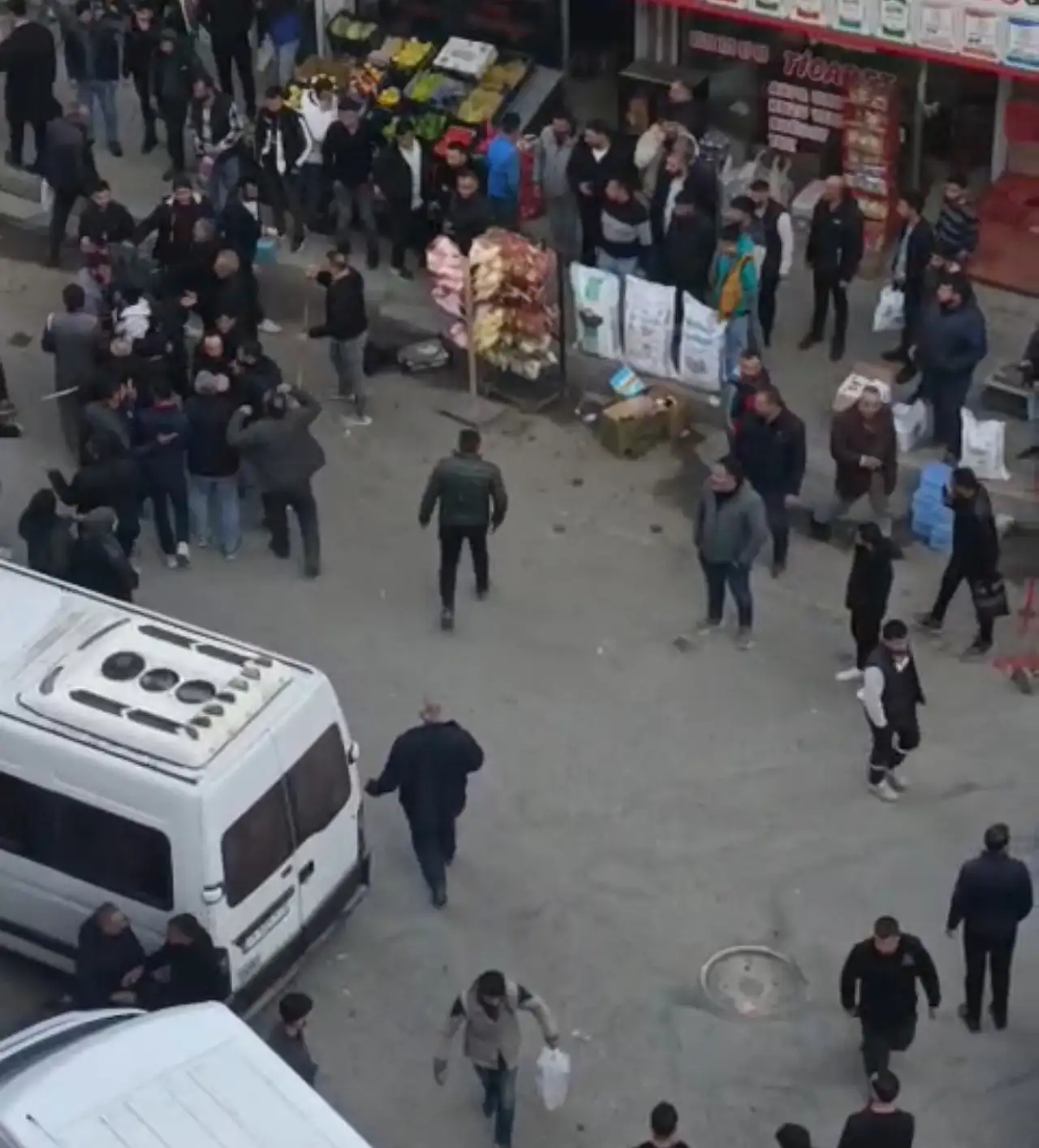 Sokak ortasında dehşet: Balta, çekiç ve silahlar konuştu