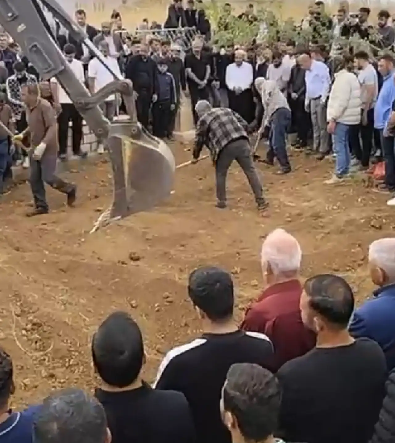 Aynı fotoğraf karesinde hepsi gülümsüyordu: Yan yana defnedildiler