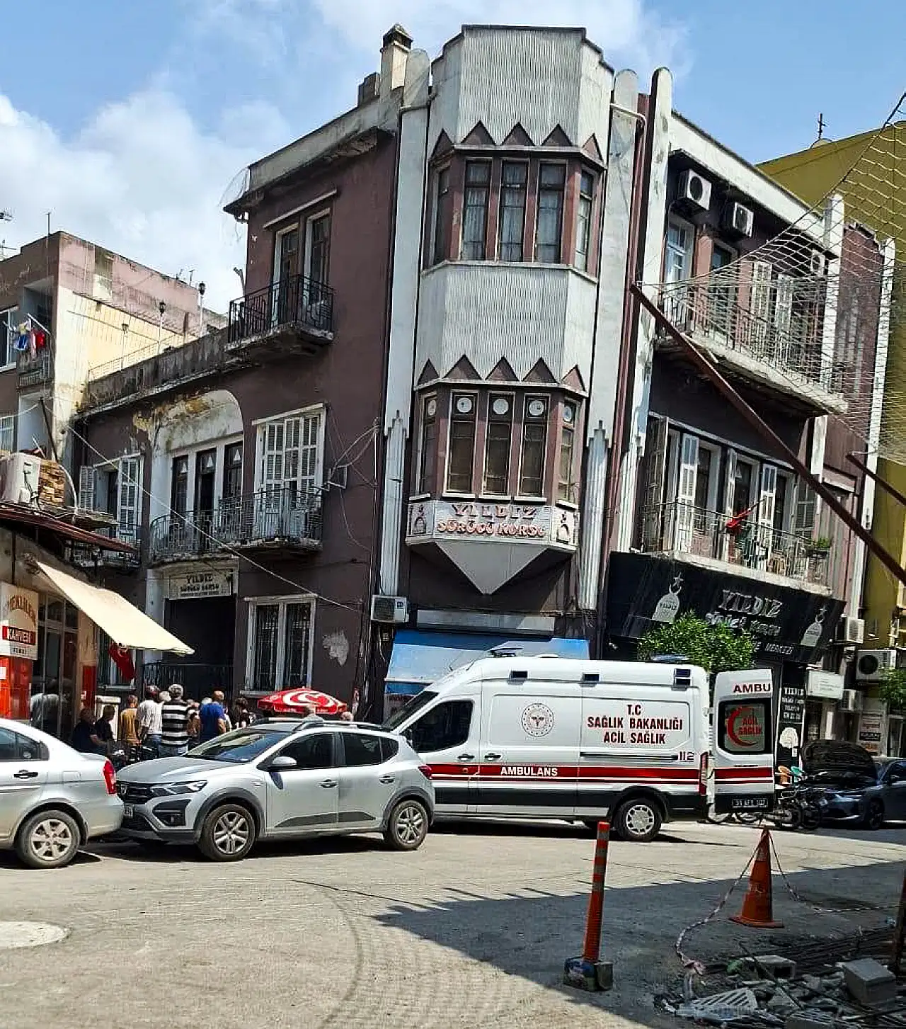 Çayını yudumlarken başına beton yağdı!