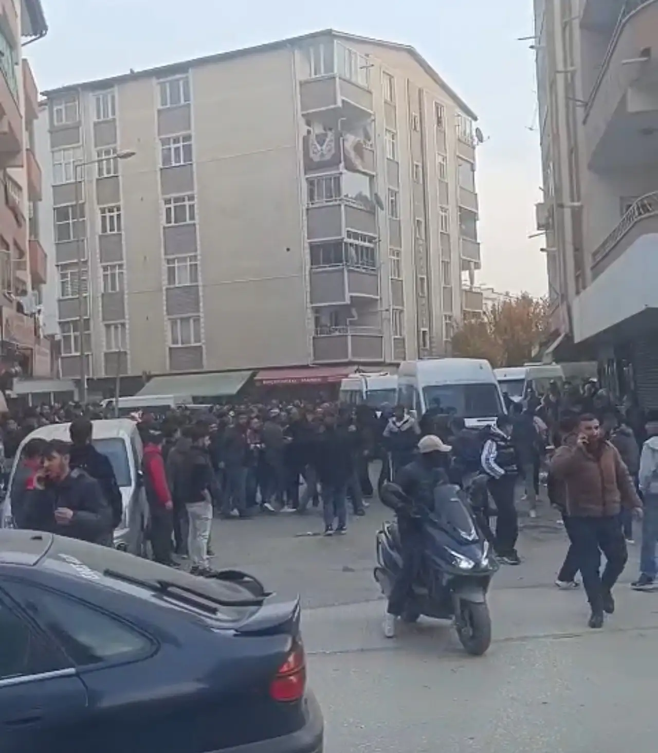 Sokak ortasında dehşet: Balta, çekiç ve silahlar konuştu