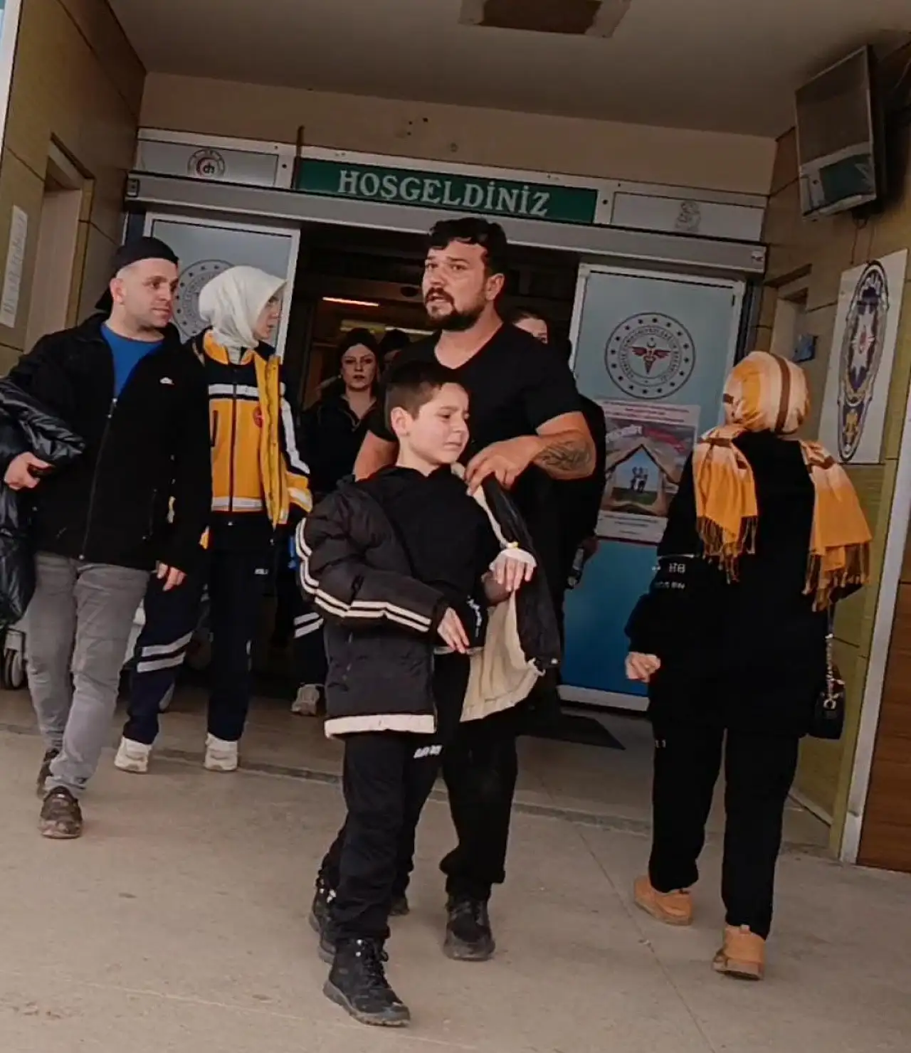 Küçük çocuğun oyunu kana bulandı! Parmağı kopma noktasına geldi