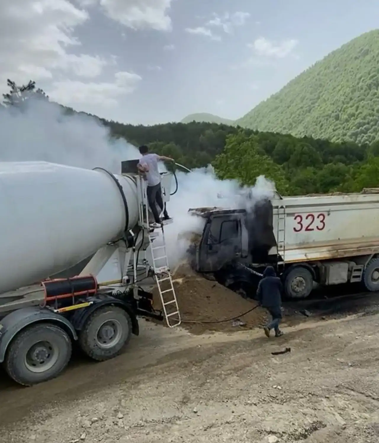 Hafriyat kamyonu alev aldı, kullanılamaz hale geldi