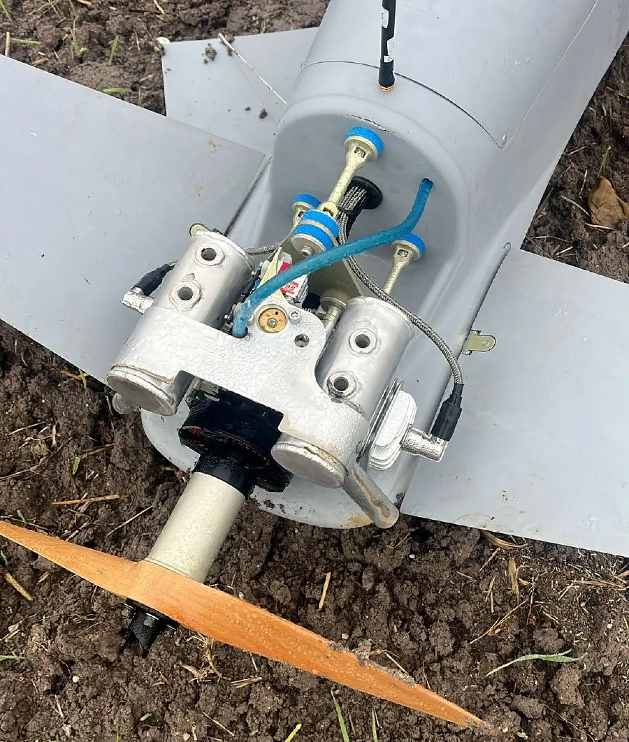 Bir İHA daha düştü: Vatandaşların bulduğu drone güvenlik güçlerine teslim edildi