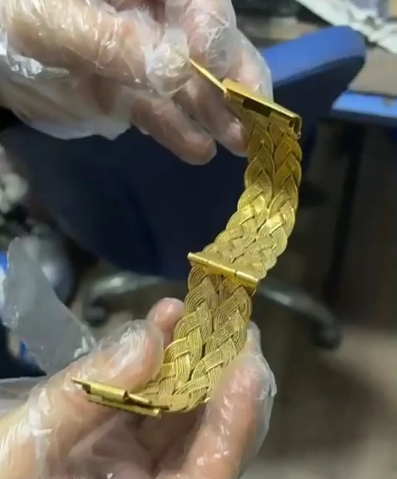 Güzellik merkezi tabelasının altından çıkanlar hayrete düşürdü