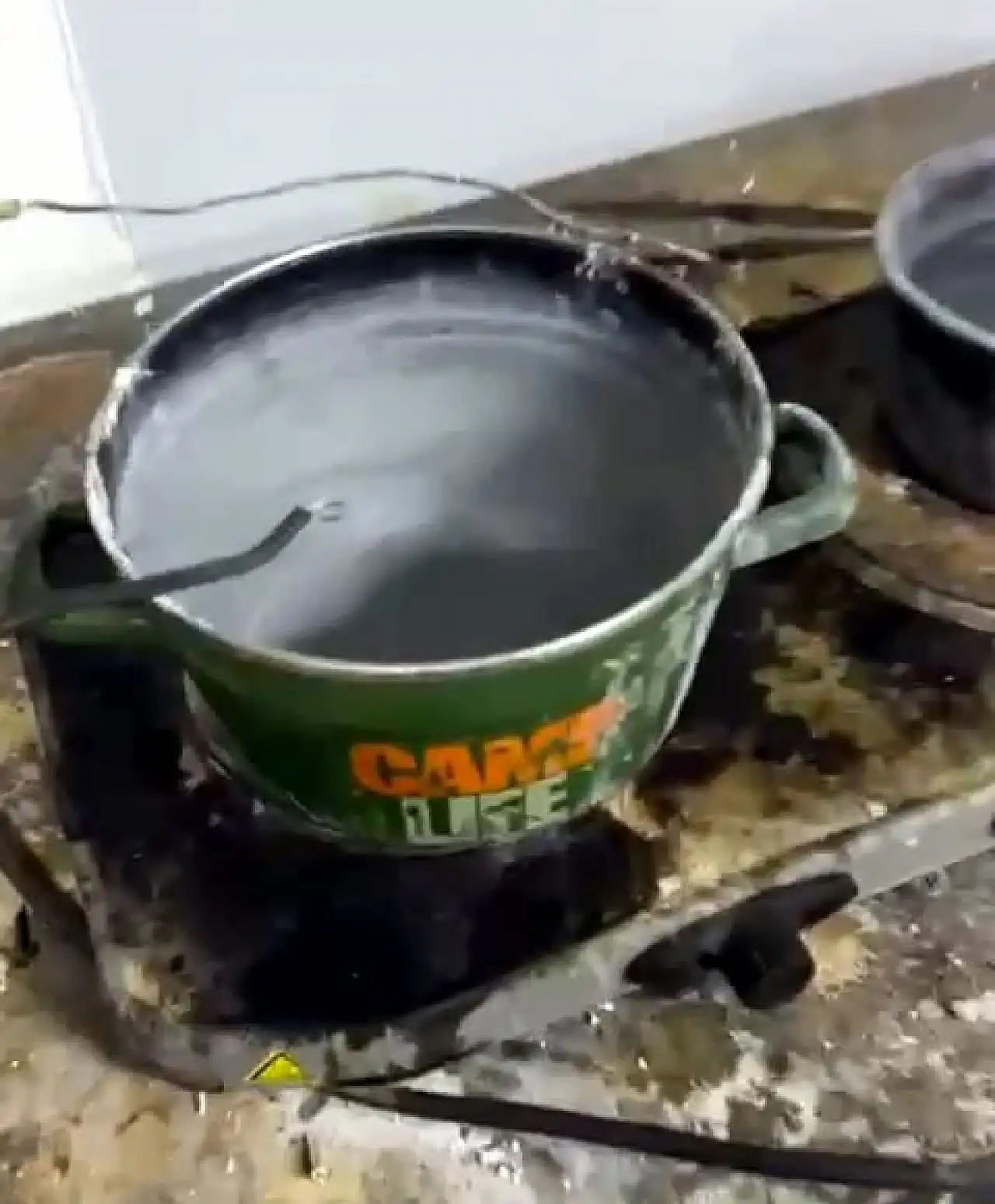 Güzellik merkezi tabelasının altından çıkanlar hayrete düşürdü