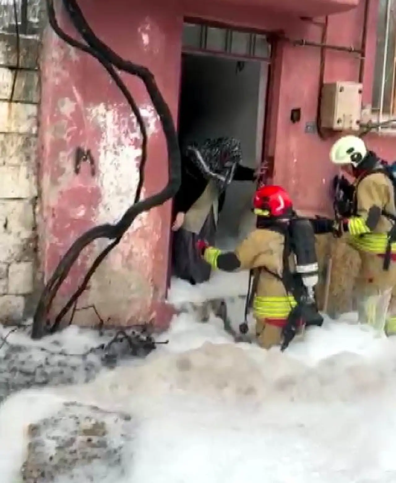 İş makinesi doğal gaz hattını patlattı! Mahalle alevlere teslim oldu