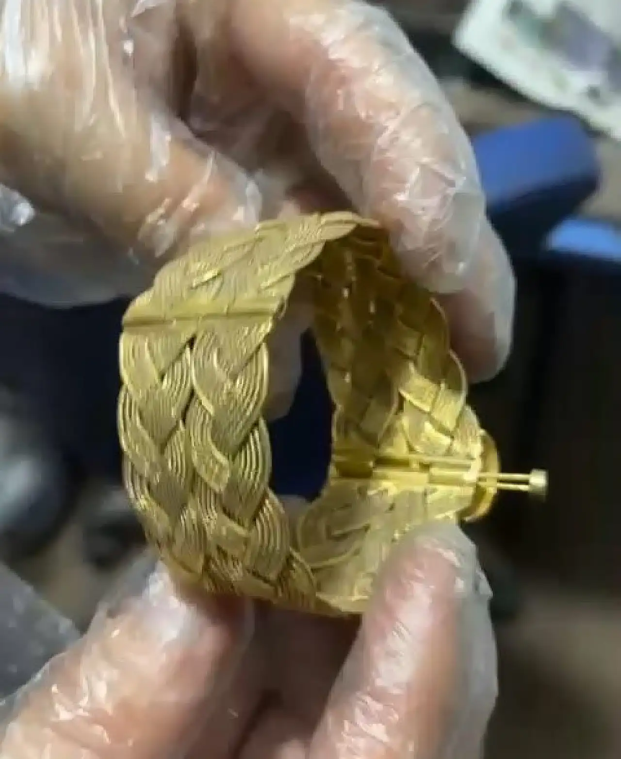 Güzellik merkezi tabelasının altından çıkanlar hayrete düşürdü