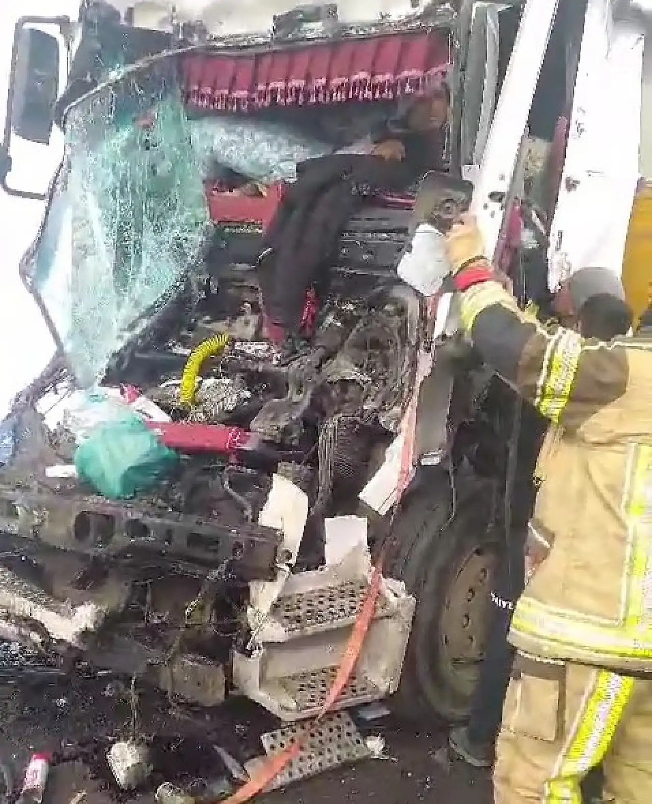 Park halindeki TIR'a başka bir TIR çaptı: 1 kişi ağır yaralı