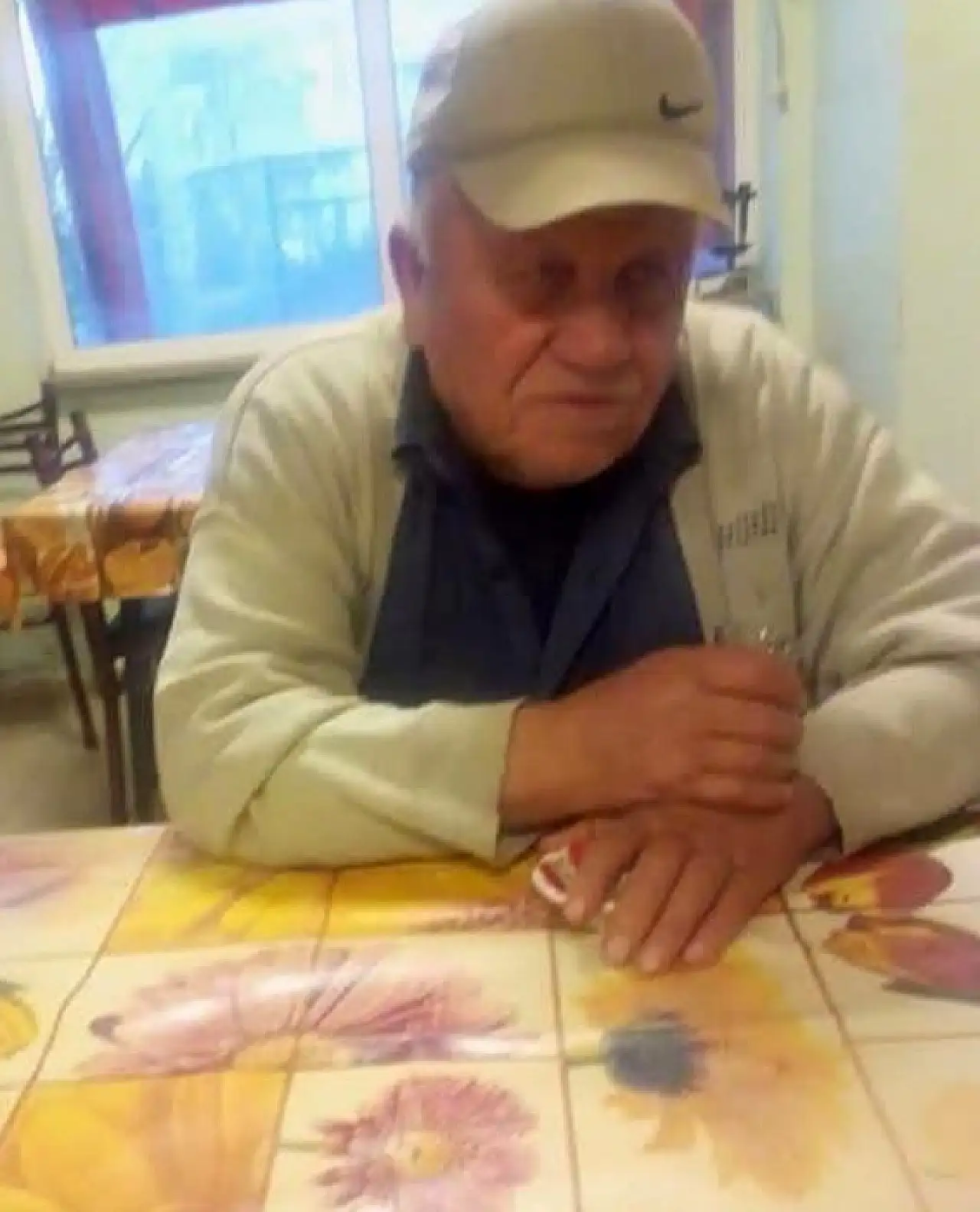 Eski muhtar tarlasını ekerken traktörün altında can verdi