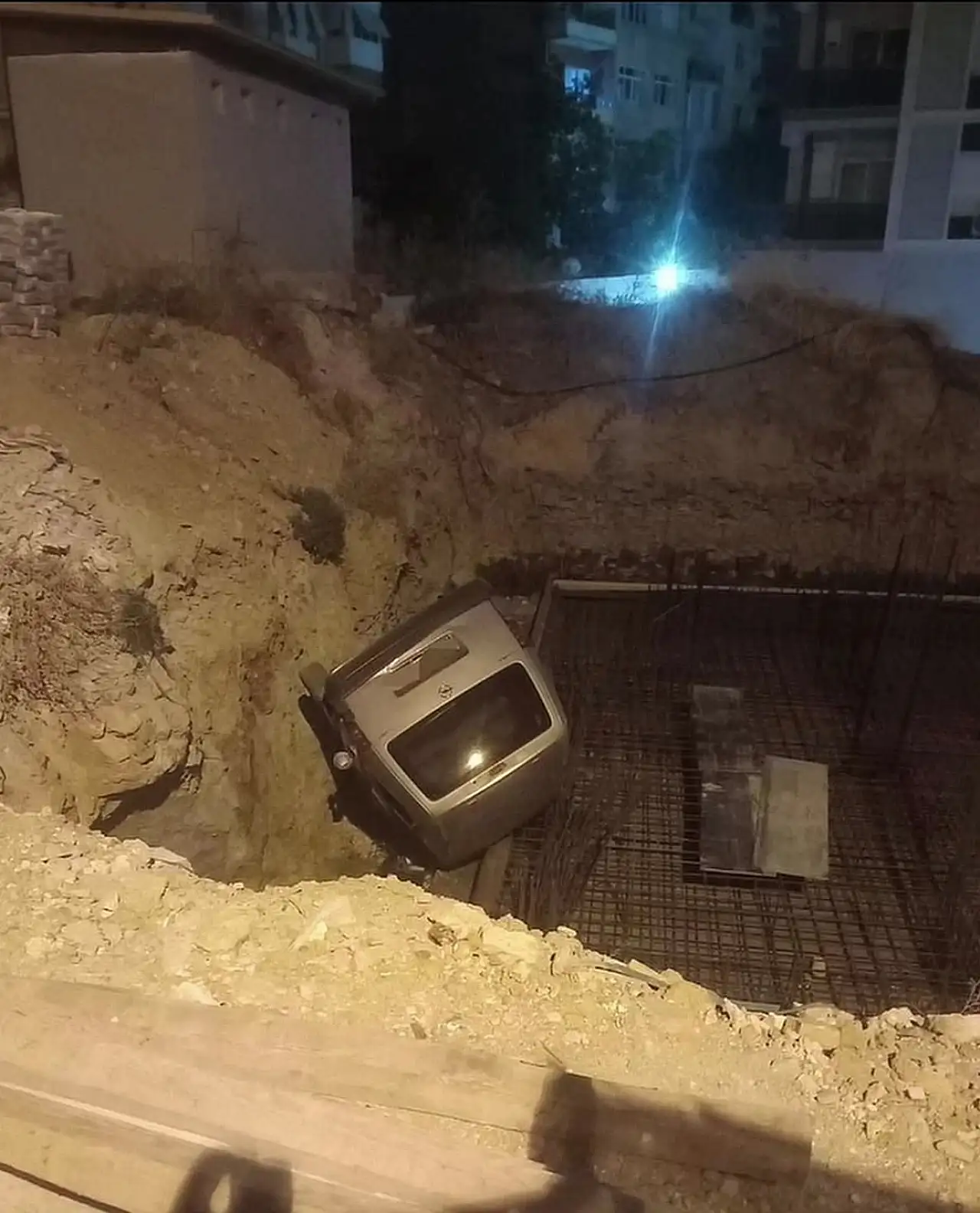 Tartıştığı kişiye otomobille çarpıp çukura uçtu