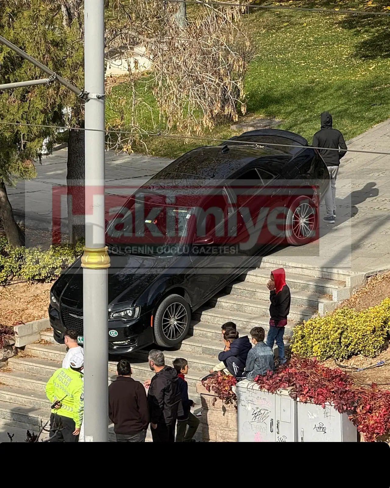 Konya'da film sahnelerini aratmayan olay: Araç merdivenlerde asılı kaldı!