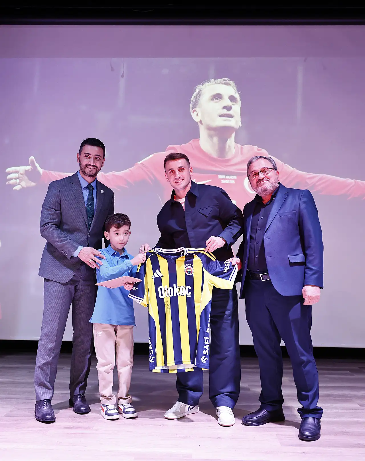 Kerem Aktürkoğlu, minik öğrencinin başkanlık vaadini yerine getirdi