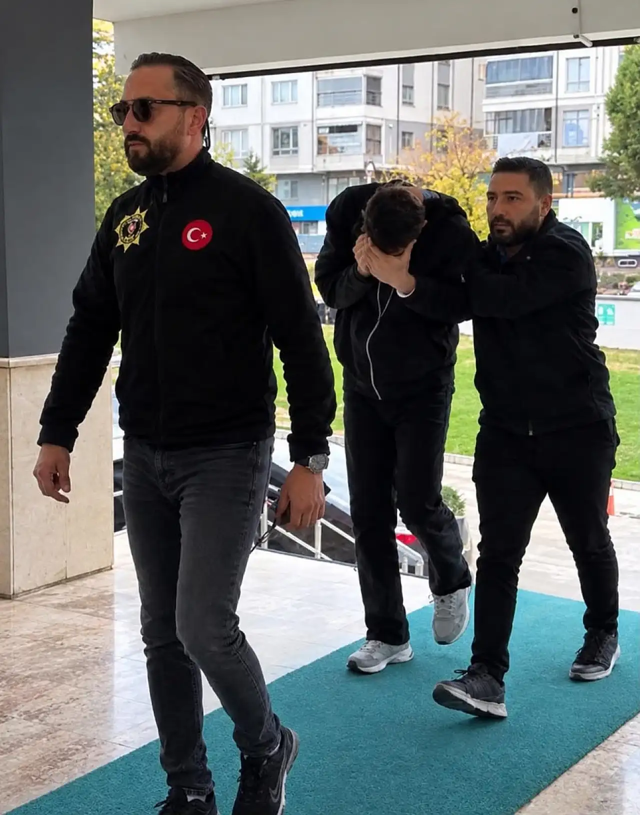 Konya'da polisten kaçamadılar: Çanta astarından hap, evden kilo kilo uyuşturucu çıktı