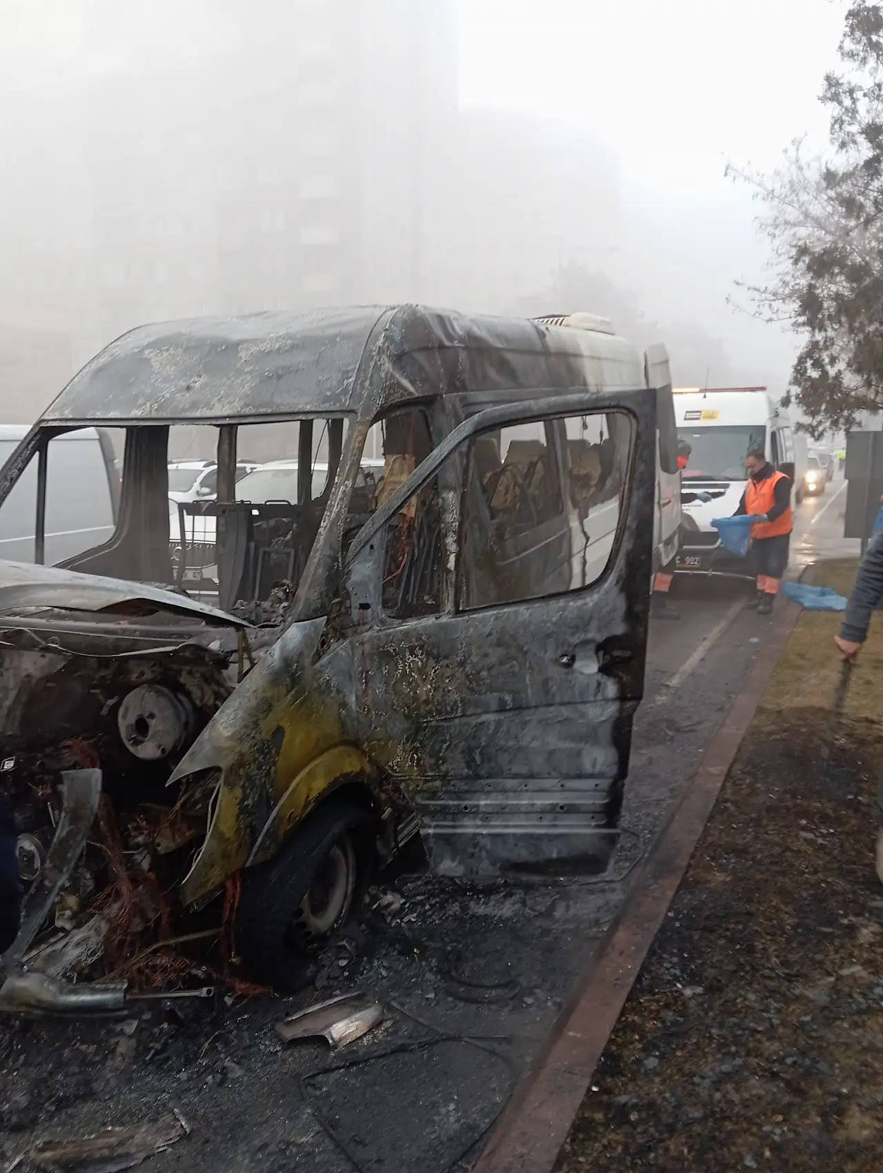 Konya'da bir minibüs seyir halindeyken alev aldı