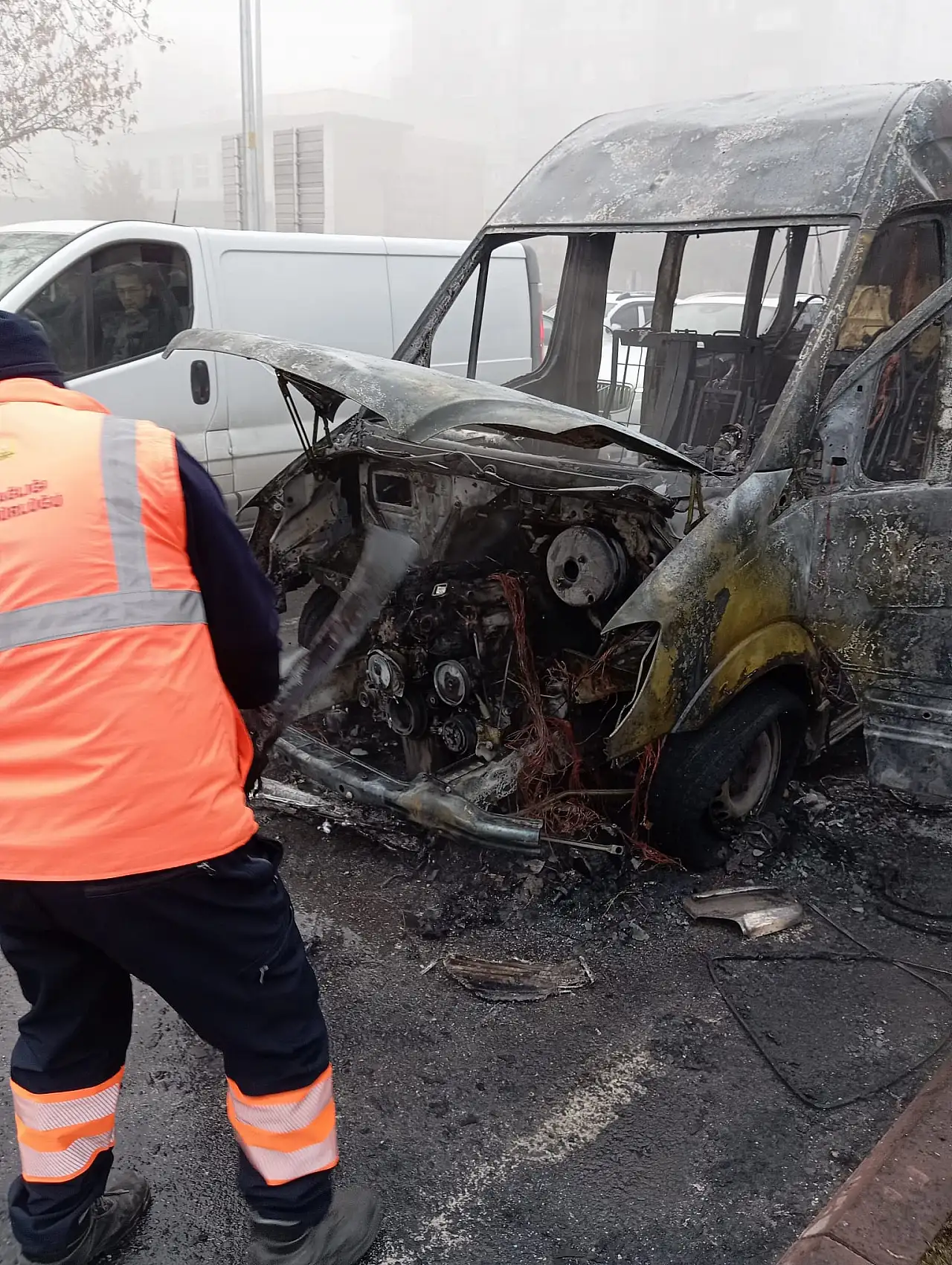 Konya'da bir minibüs seyir halindeyken alev aldı