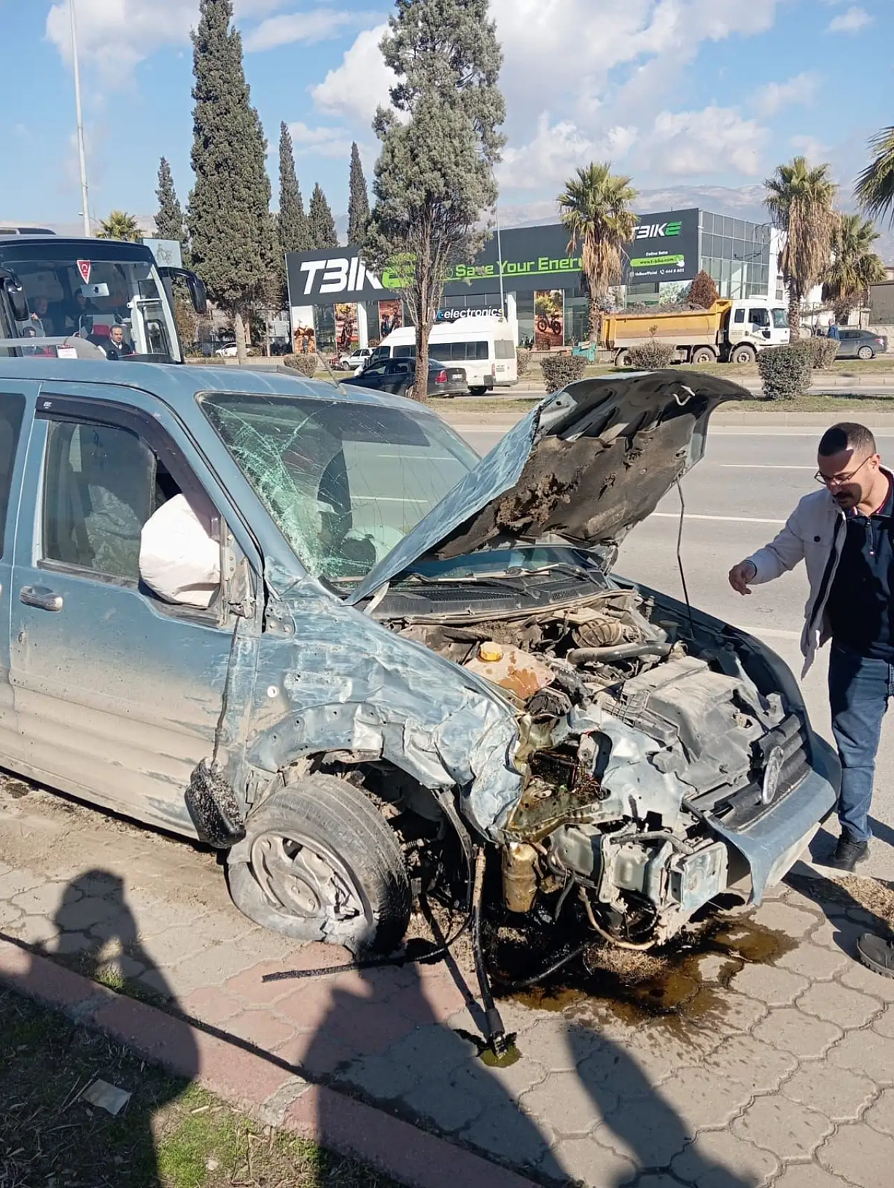 Hafif ticari aracın çarptığı halk otobüsü devrildi! Çok sayıda yaralı var
