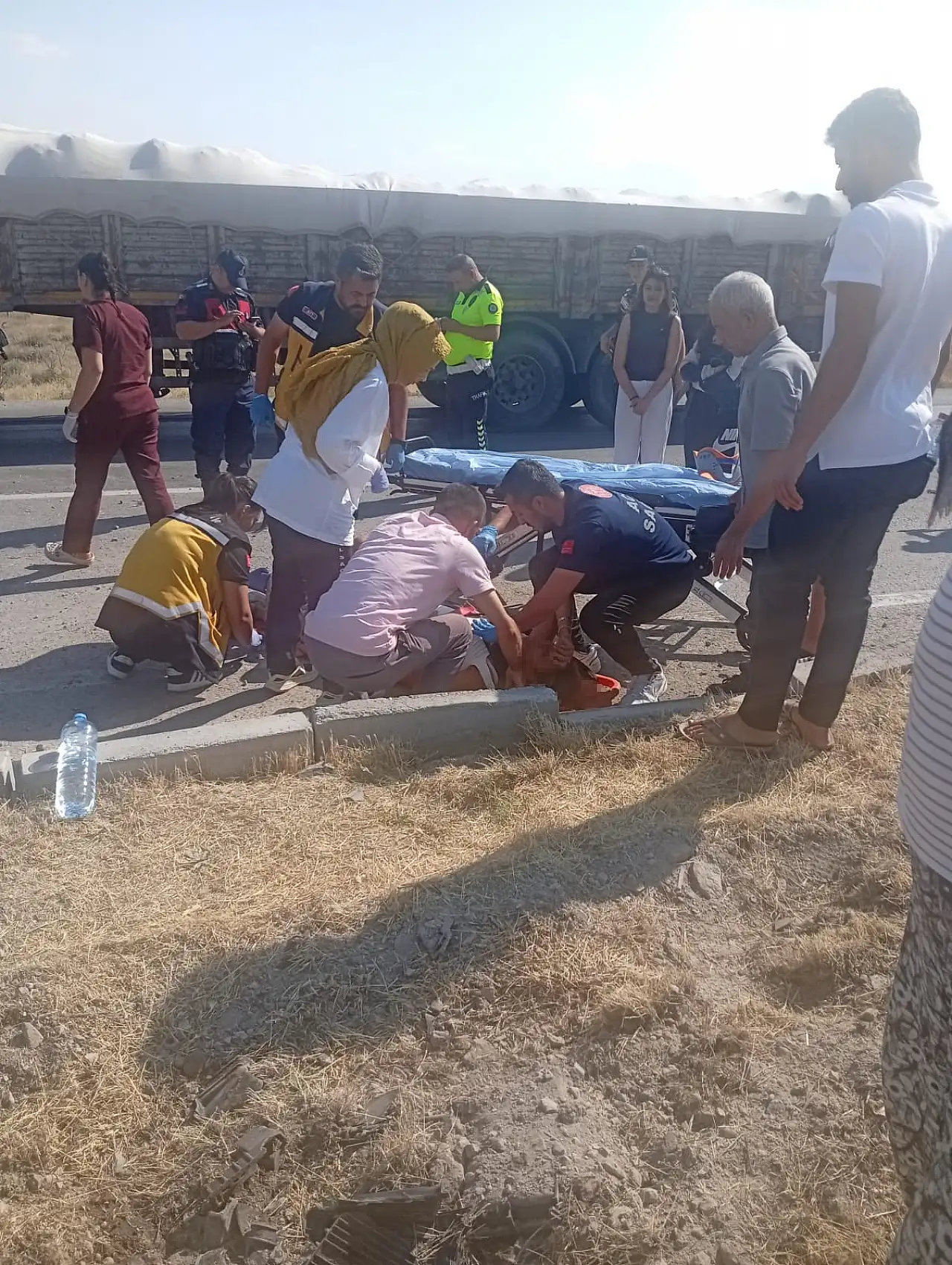 Konya'da kontrolden çıkan otomobil refüje çarptı: 4 yaralı