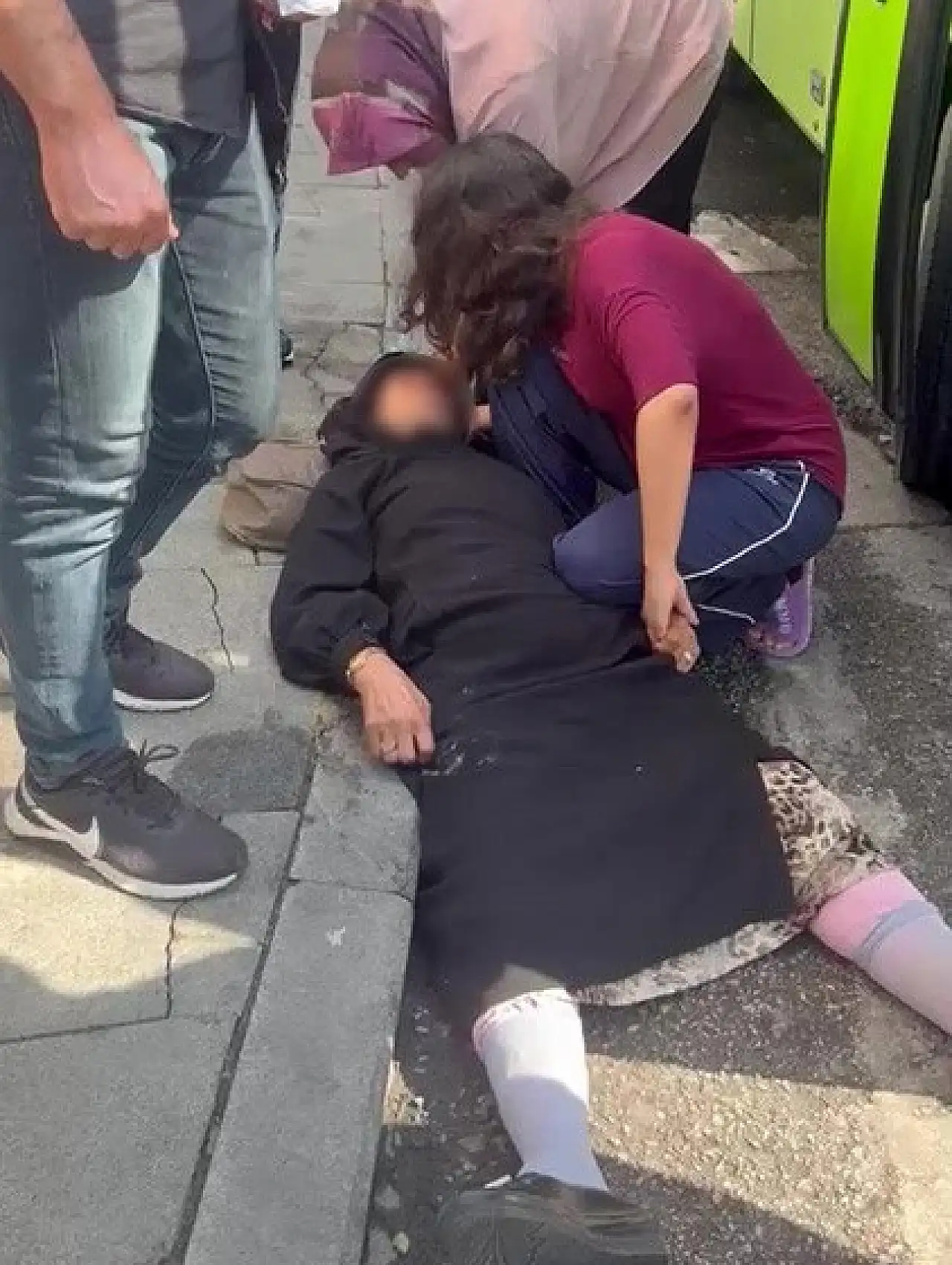 Önce 65 yaşındaki kadını darp etti, sonra polis otosunu kaza yaptırdı
