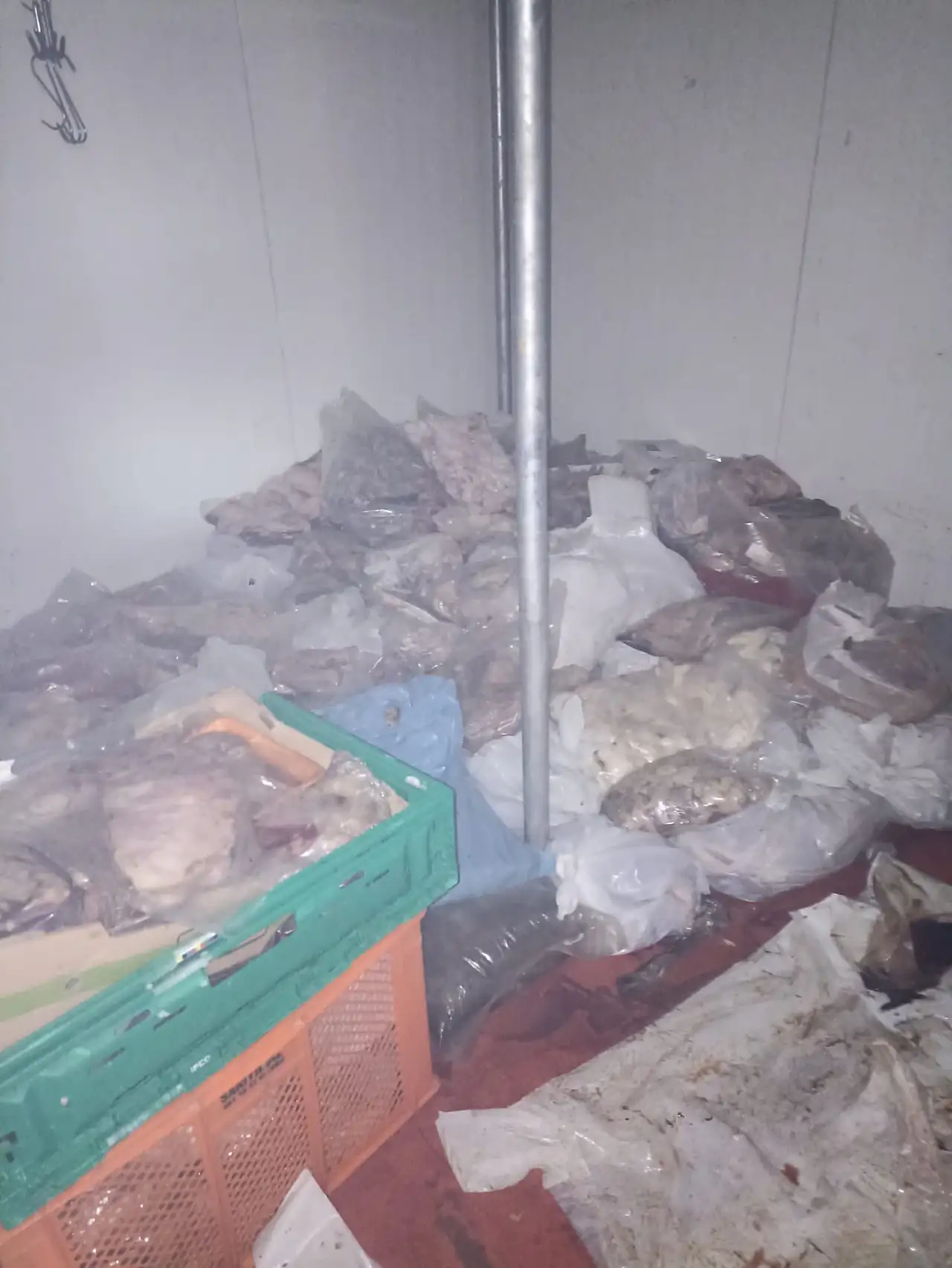 Kötü koku işletmeyi ele verdi! 400 kilo bozuk et imha edildi