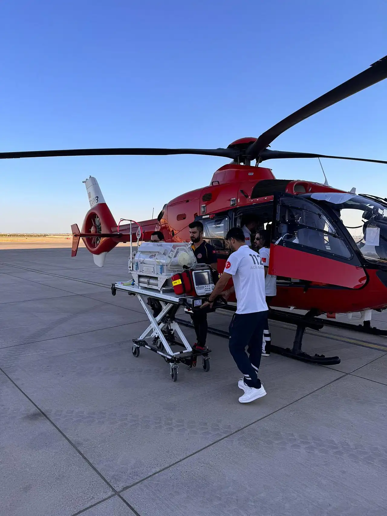 Ambulans helikopter bir günlük bebek için havalandı