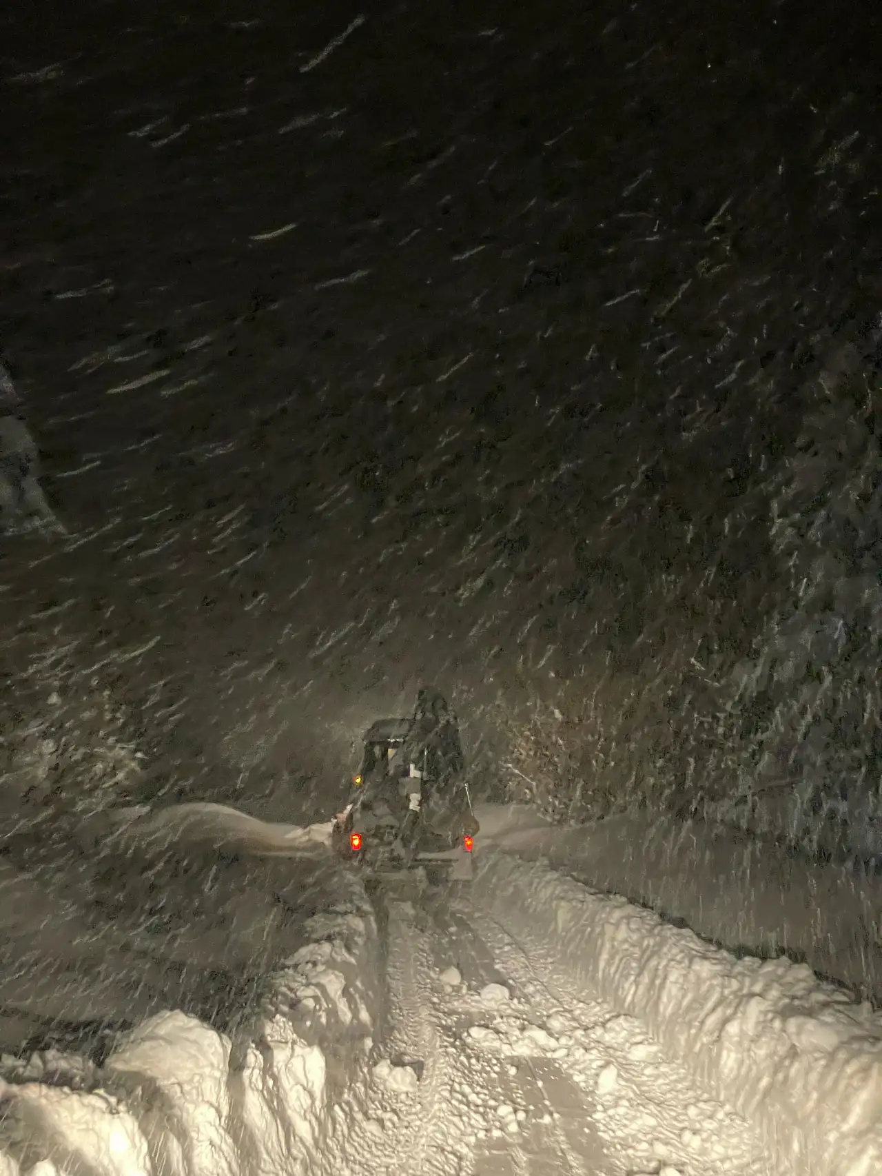 Yolu kapanan köyde rahatsızlanan çocuk hastaneye ulaştırıldı