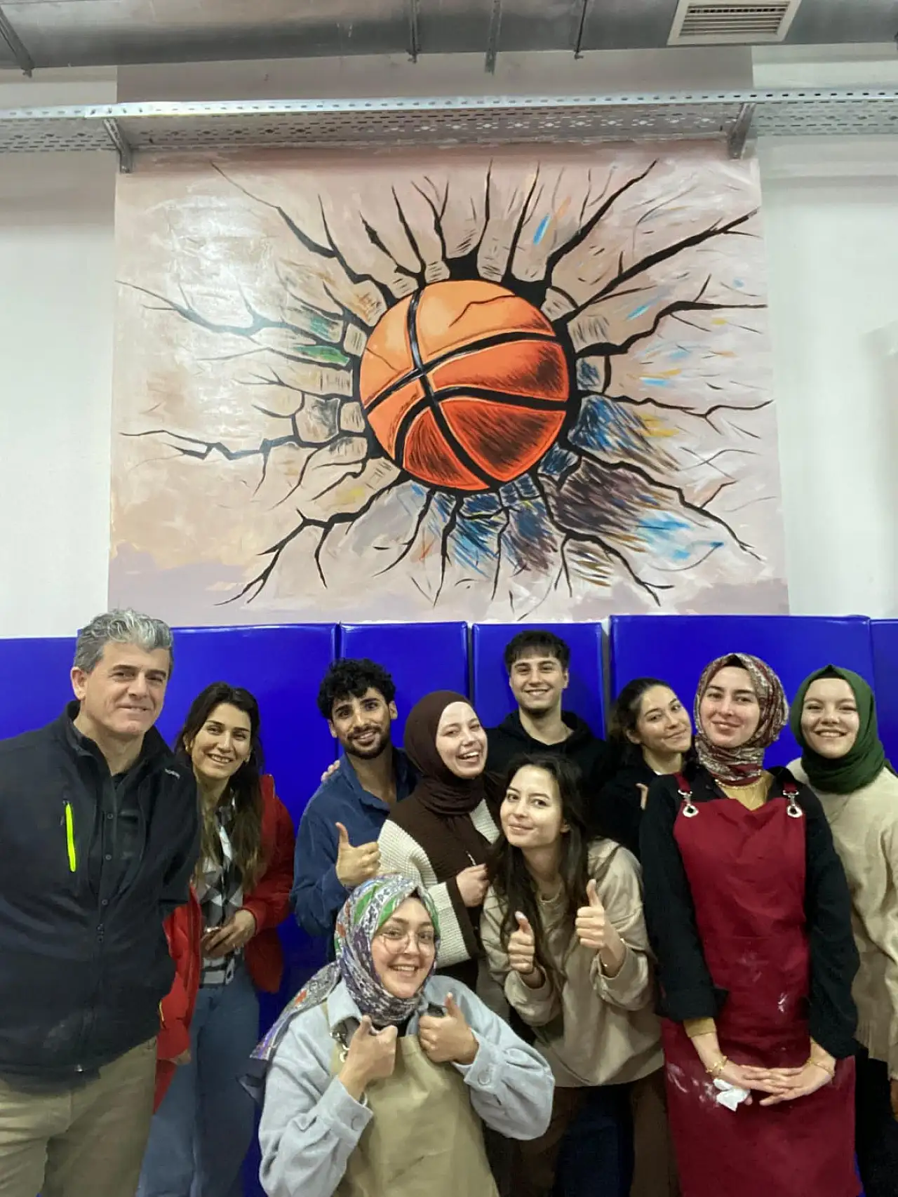 Konya'nın okulları sanatla renkleniyor: NEÜ öğrencileri duvarlara hayat veriyor