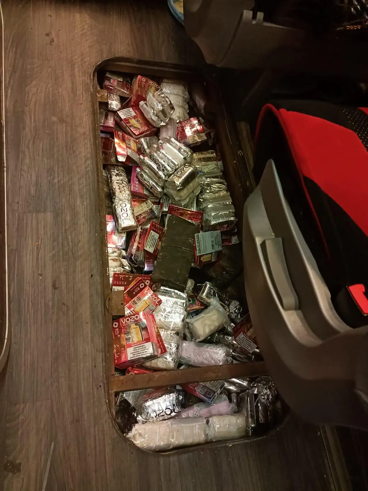 Yolcu otobüsünden 990 elektronik sigara ele geçirildi