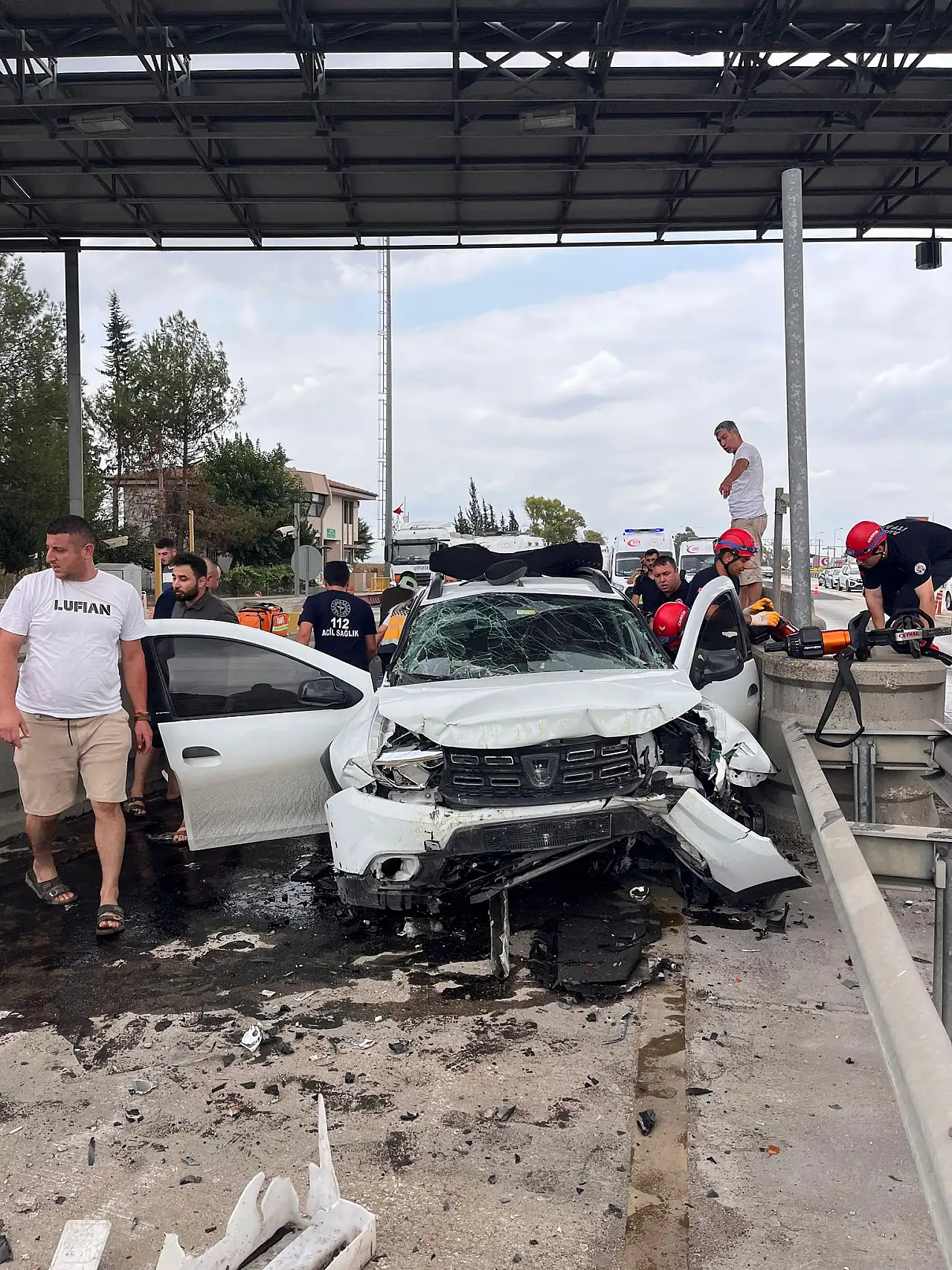 Araç otoyol gişesinin beton blokuna çarptı: 1 kişi hayatını kaybetti, 4 kişi yaralandı