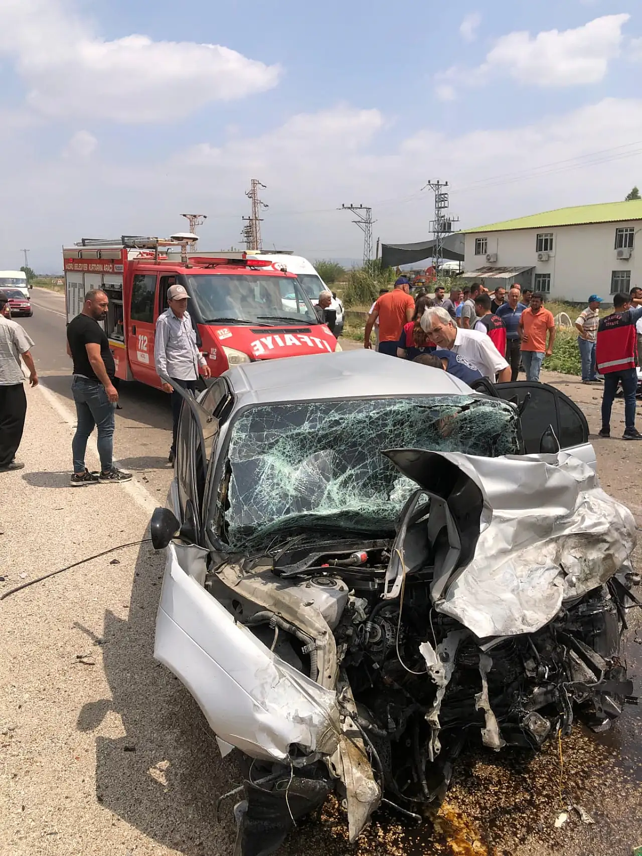 Otomobil ile hafif ticari araç çarpıştı: Ölü ve yaralı var