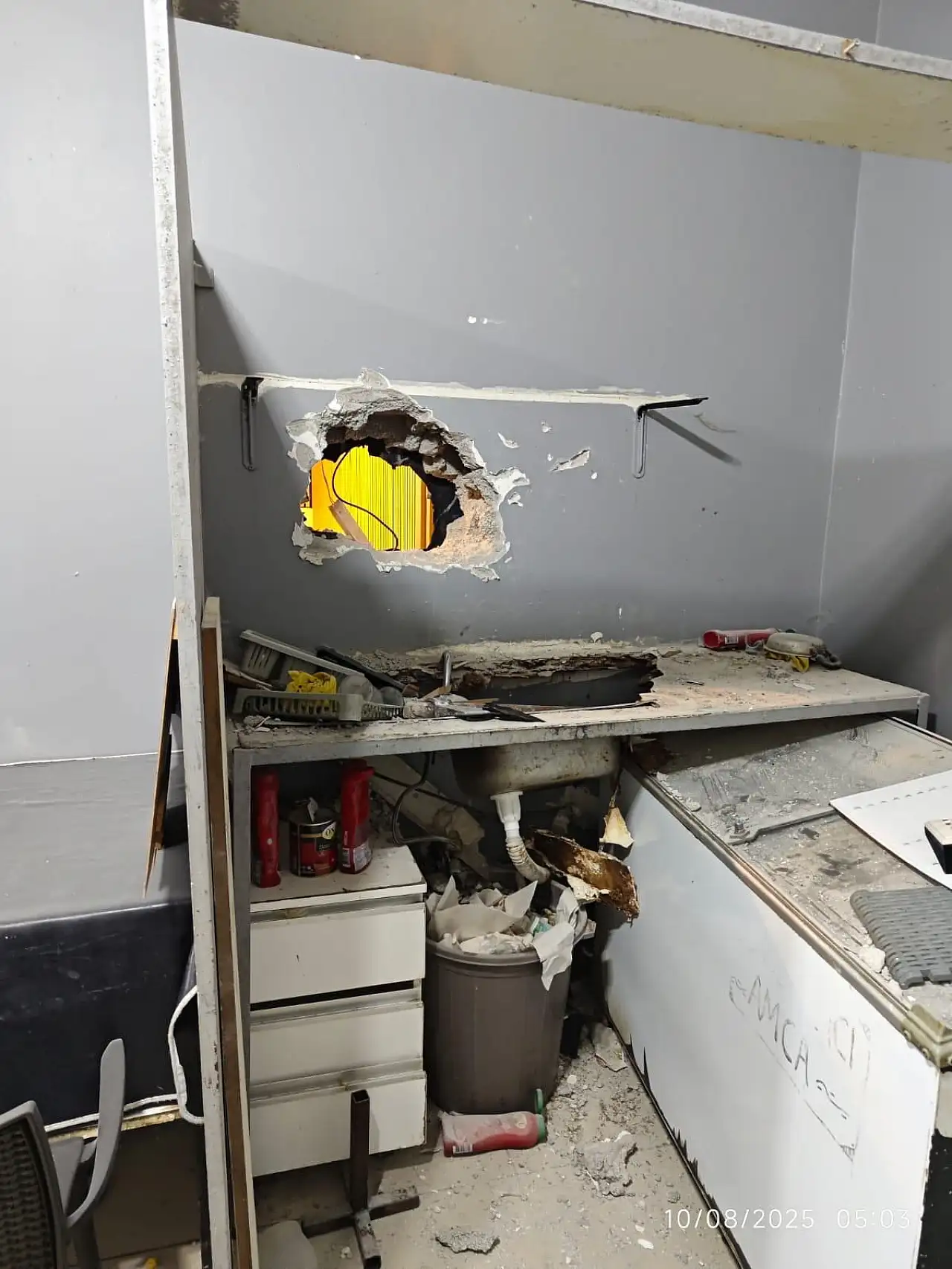 Duvarı delerek kuyumcudan altın çaldılar