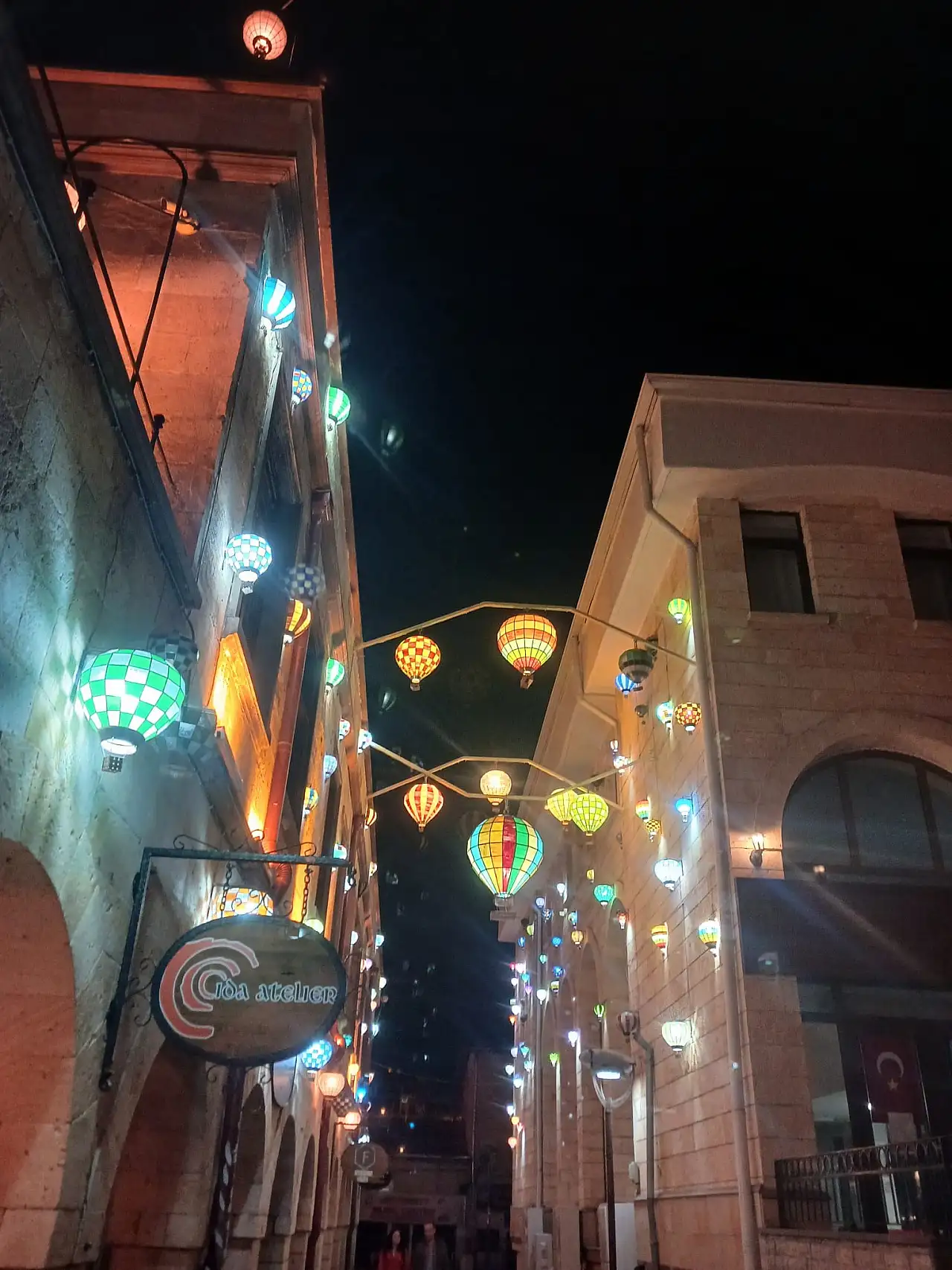 Atık camlar usta ellerle şaheserlere dönüşüyor