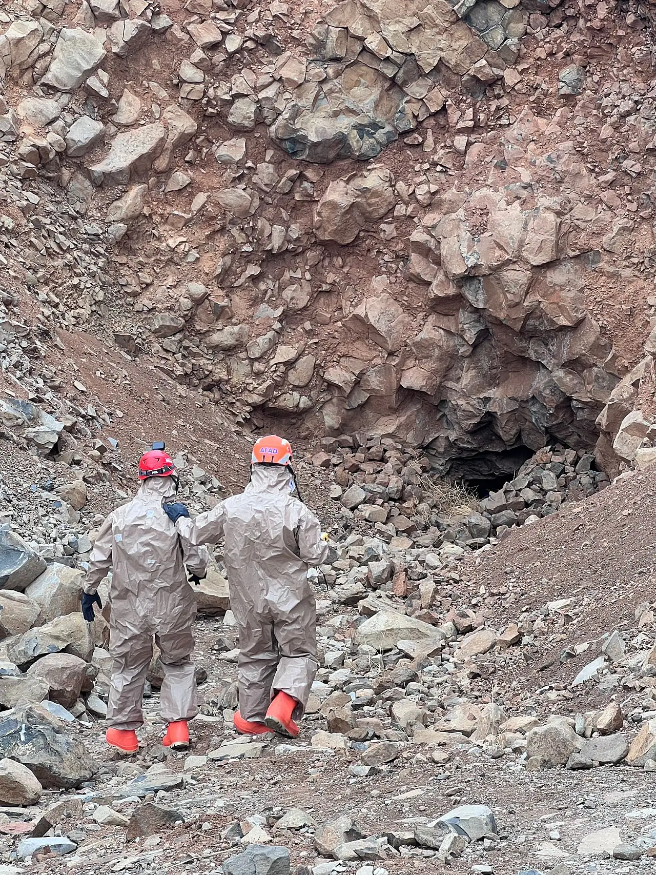 Mağaradaki kaçak kazı alanında cansız beden bulundu