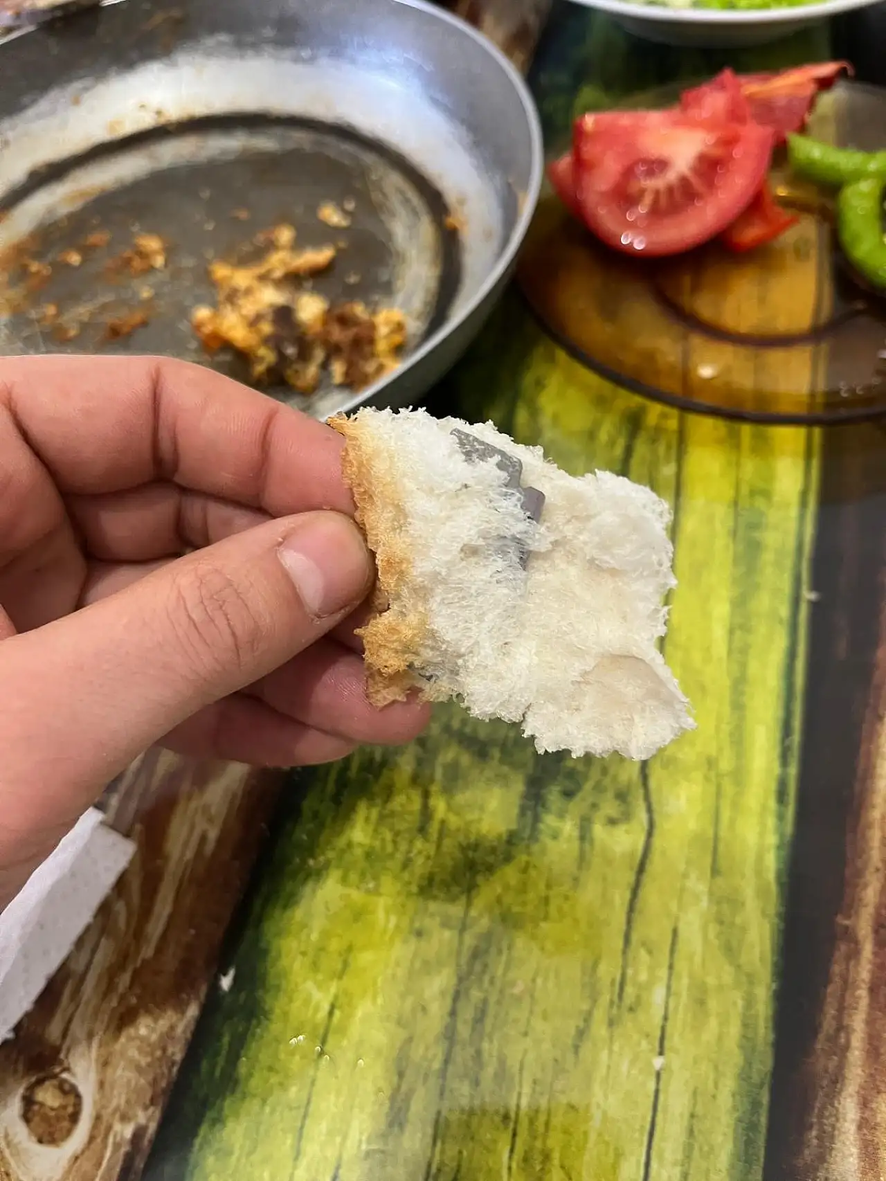 Kahvaltı kabusa döndü: Ekmeğin içinden çıkan şoke etti