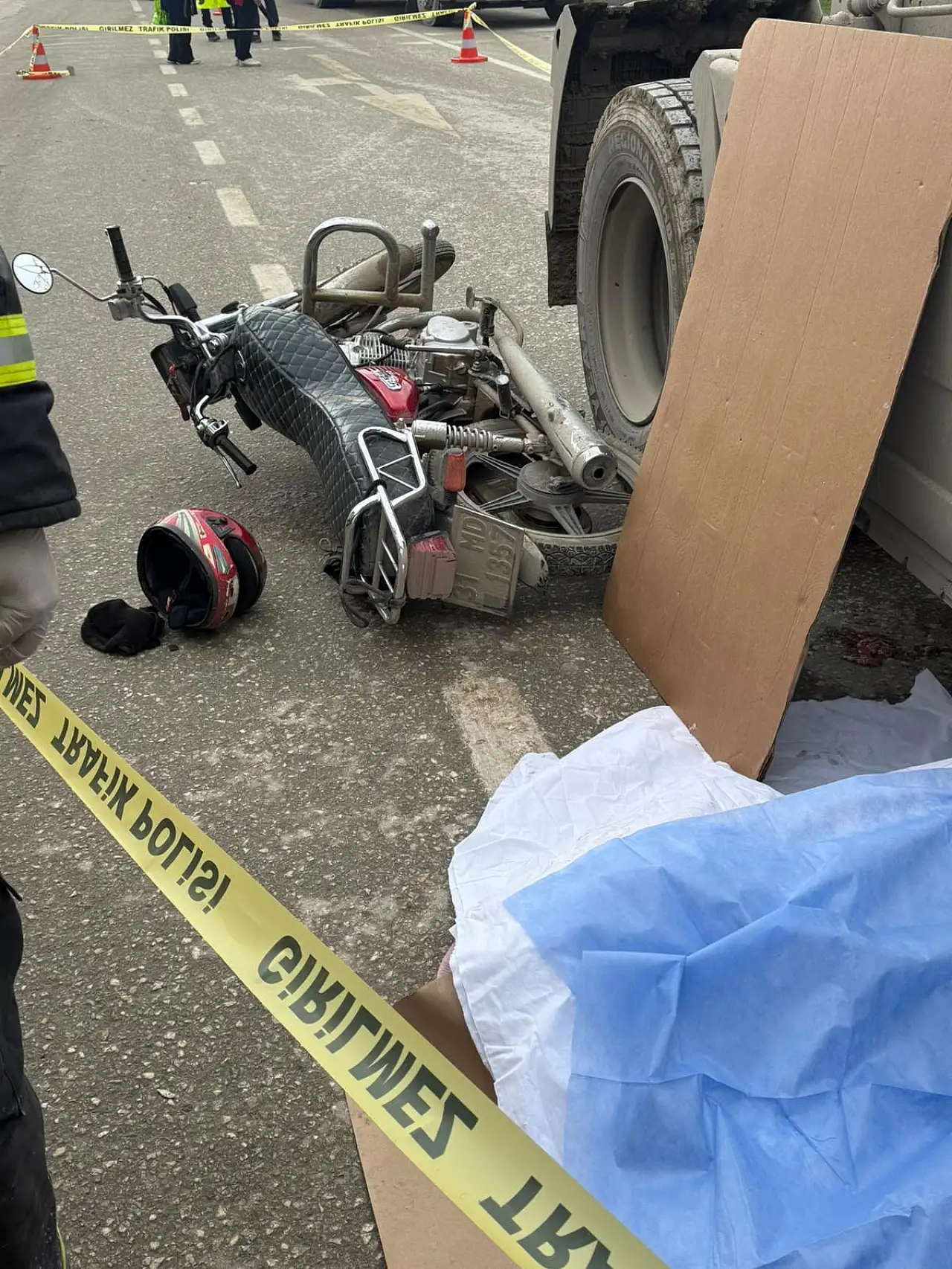 TIR ile motosiklet çarpıştı! Anne ile bebeği öldü, 3 yaralı