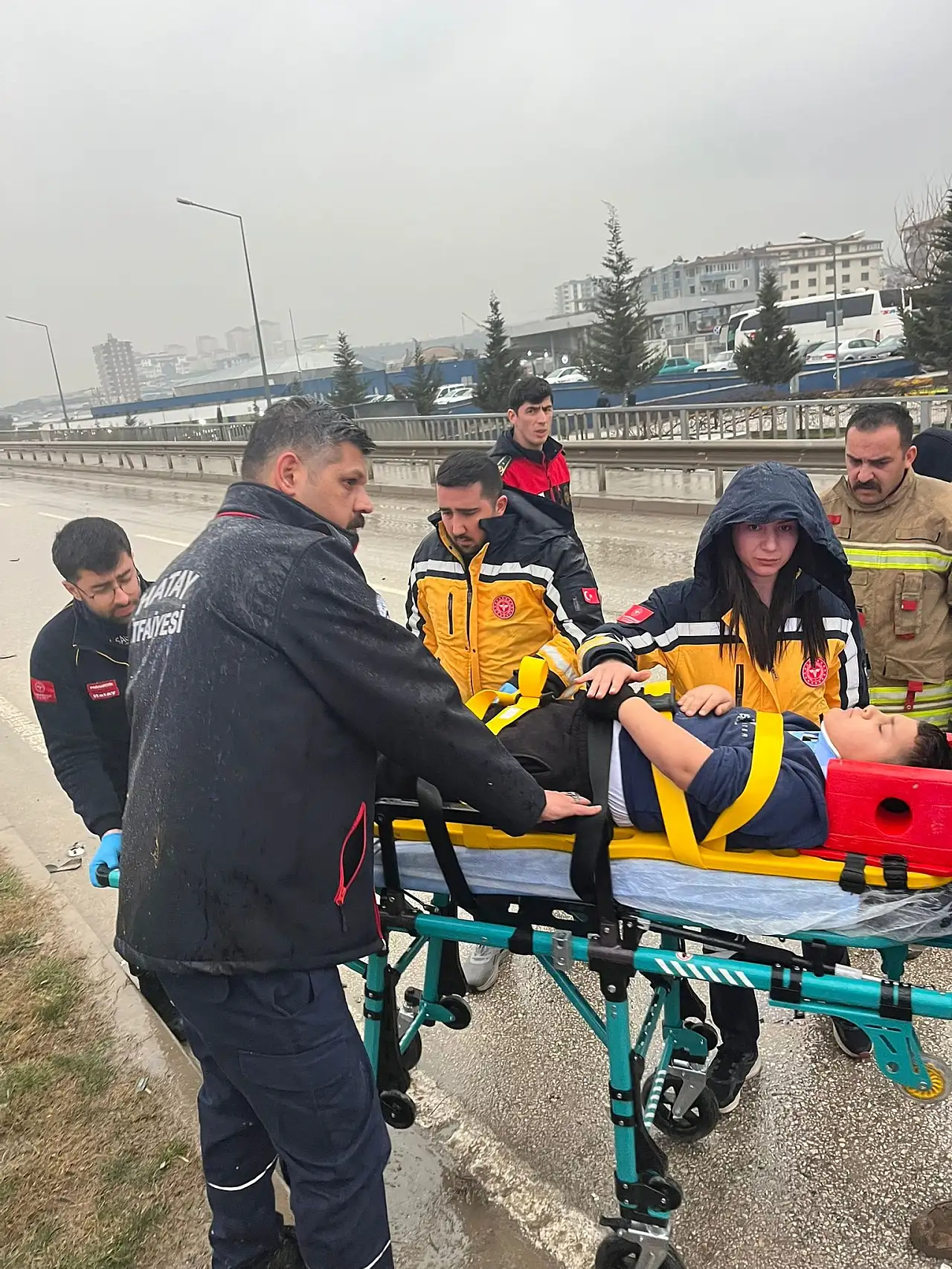 Kontrolden çıkan minibüs otomobile ok gibi saplandı: 1'i ağır 5 kişi yaralı