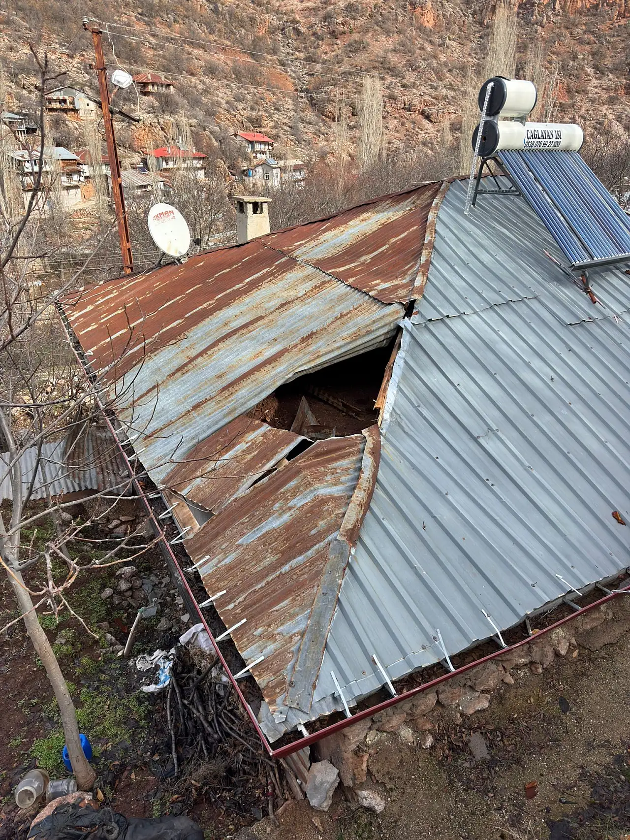 Dağdan kopan kaya çatıyı deldi! Konya'da korkutan olay